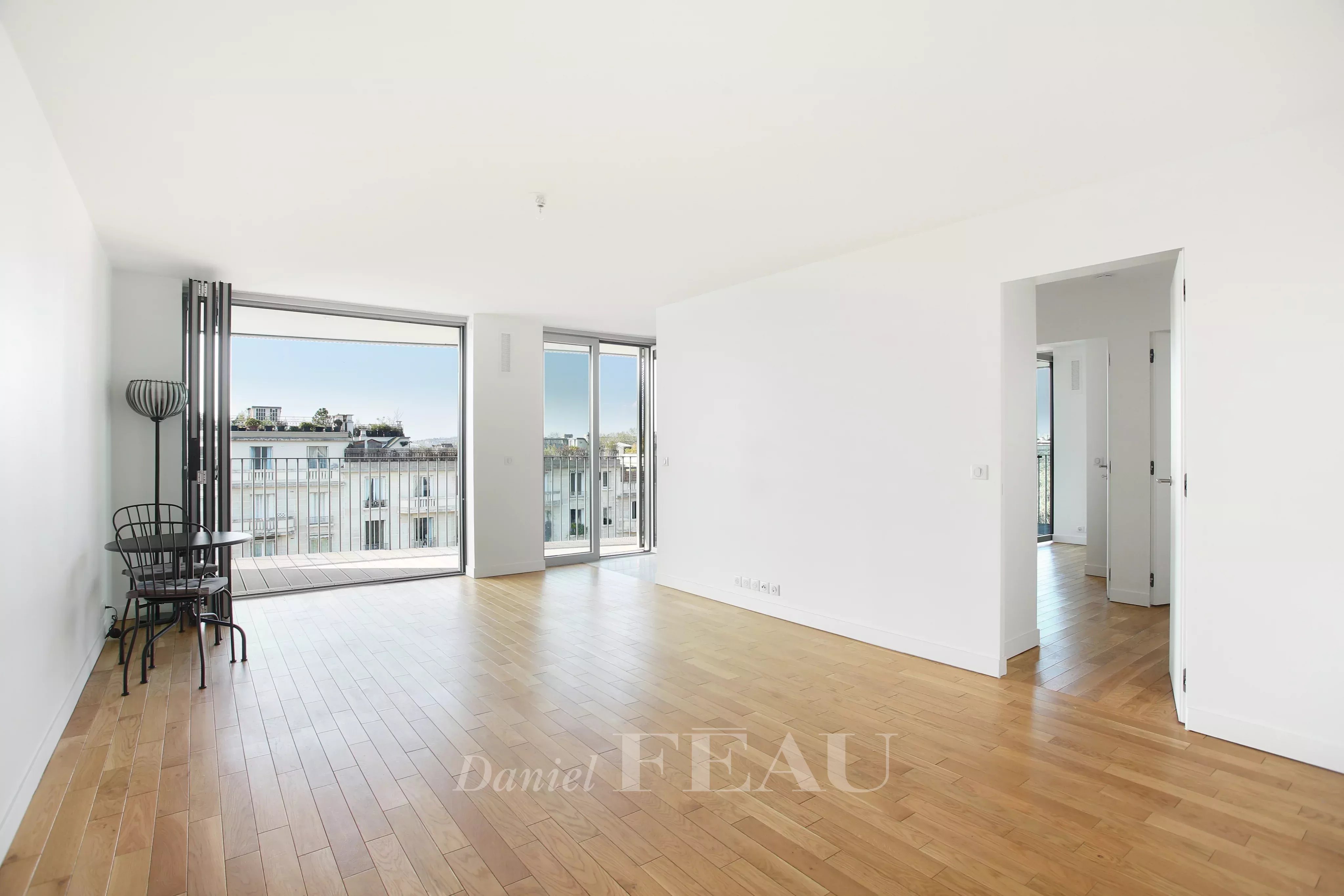 Spacious living room
