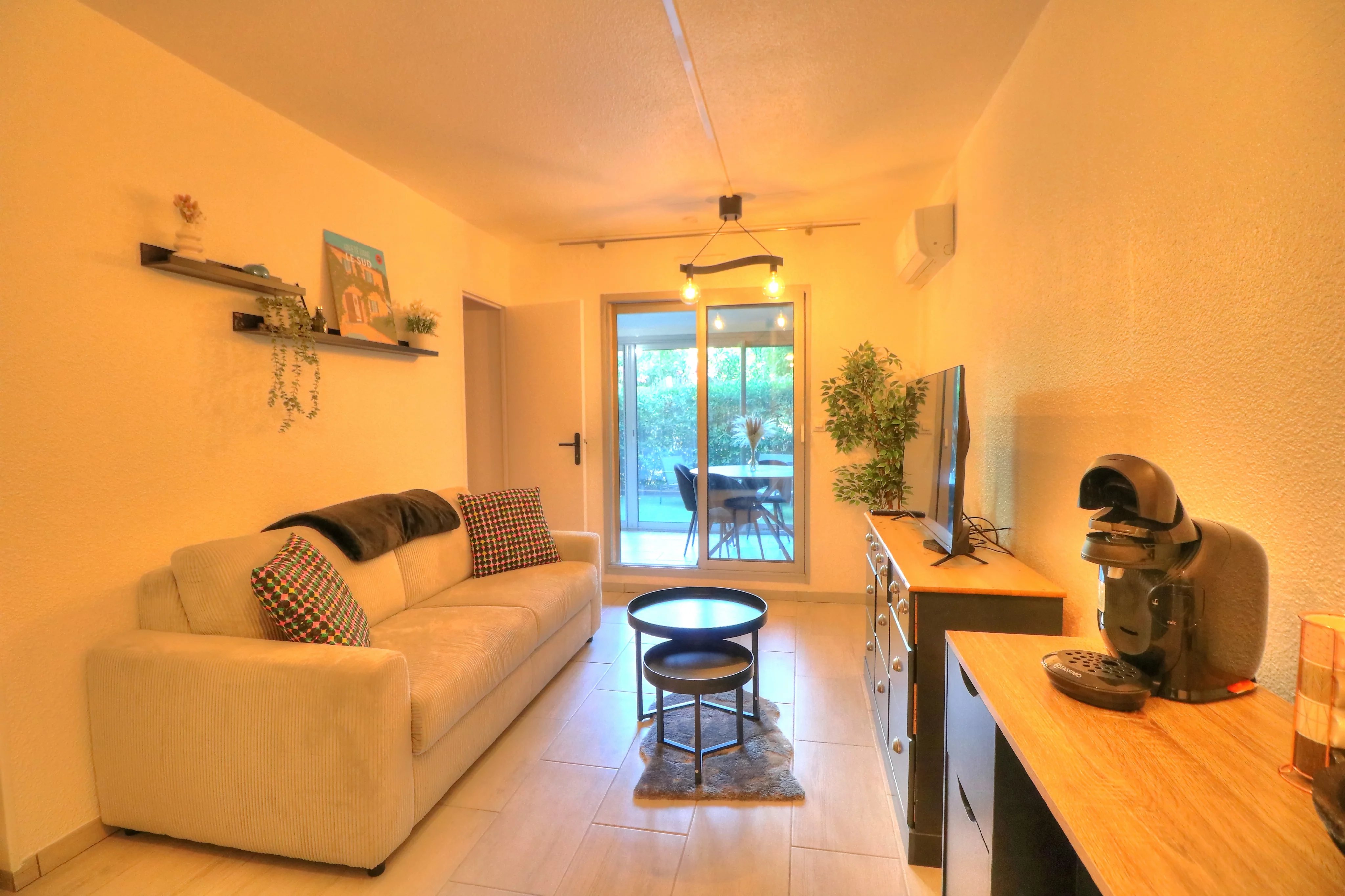 Location courte durée - SEPT À JUIN – Studio en rez-de-jardin avec coin nuit, véranda, jardin privatif & stationnement privé à 800 m des plages de Golfe-Juan ☀️