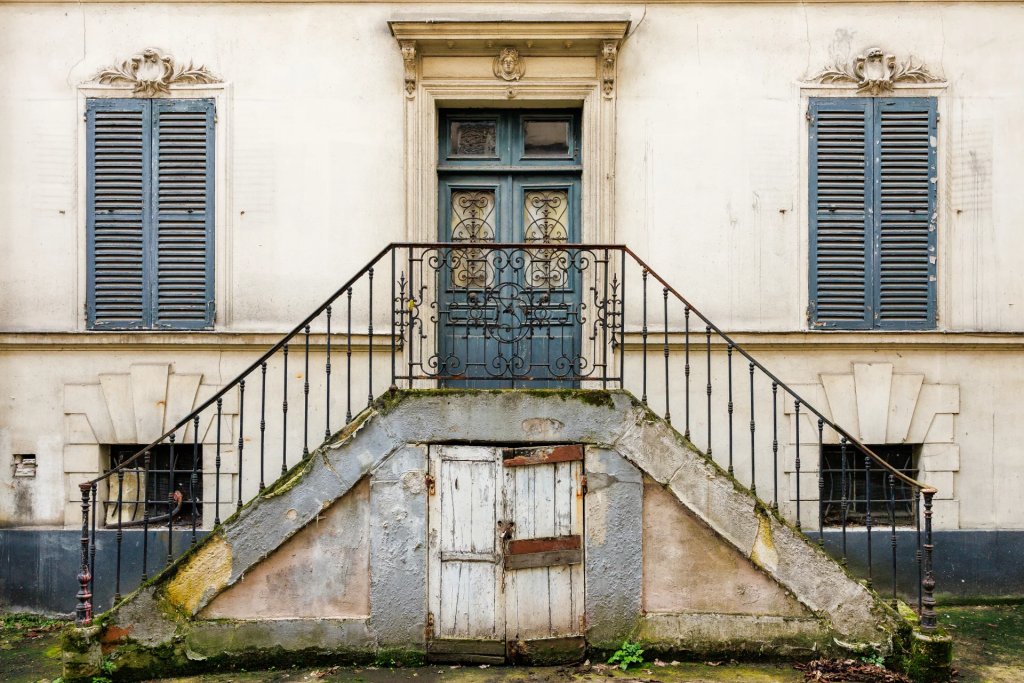 Perron à double volée et porte d’entrée d’une maison de maître de 1845 à Montrouge