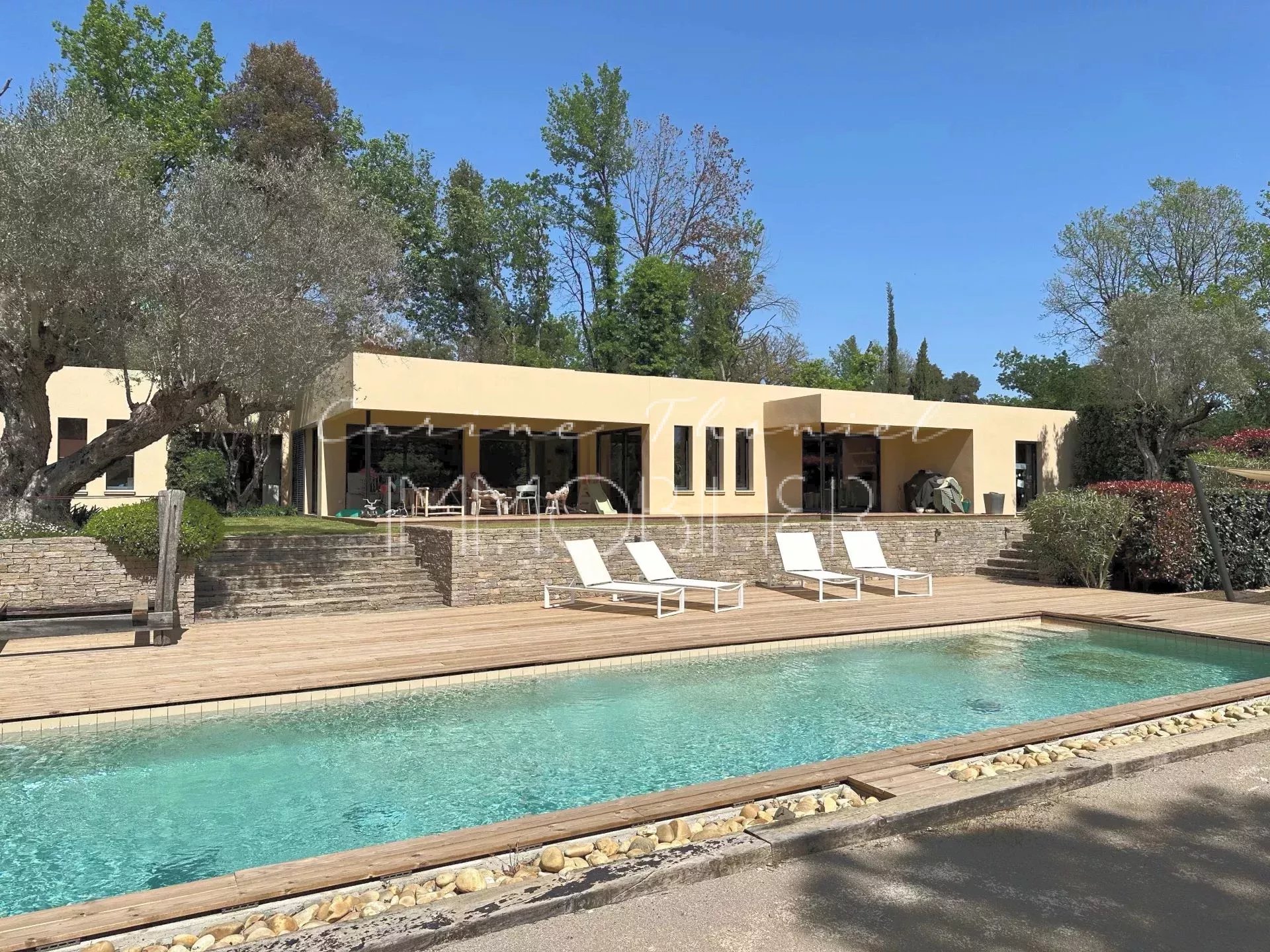 Villa contemporaine à la vente à Grimaud