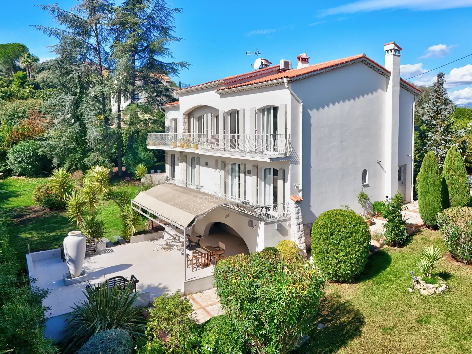 06250 MOUGINS VILLA