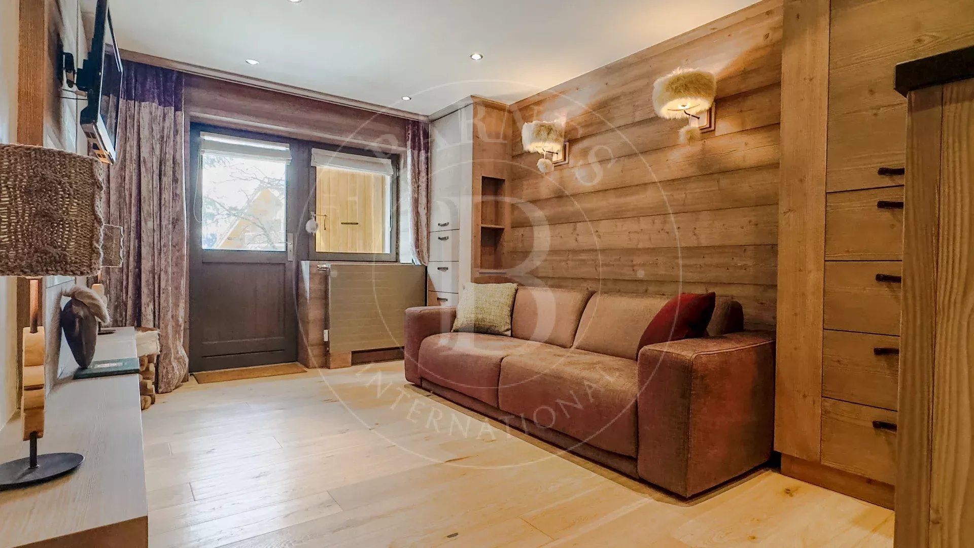 MÉRIBEL – PLATEAU – STUDIO RÉNOVÉ AVEC TERRASSE – SKI AUX PIEDS