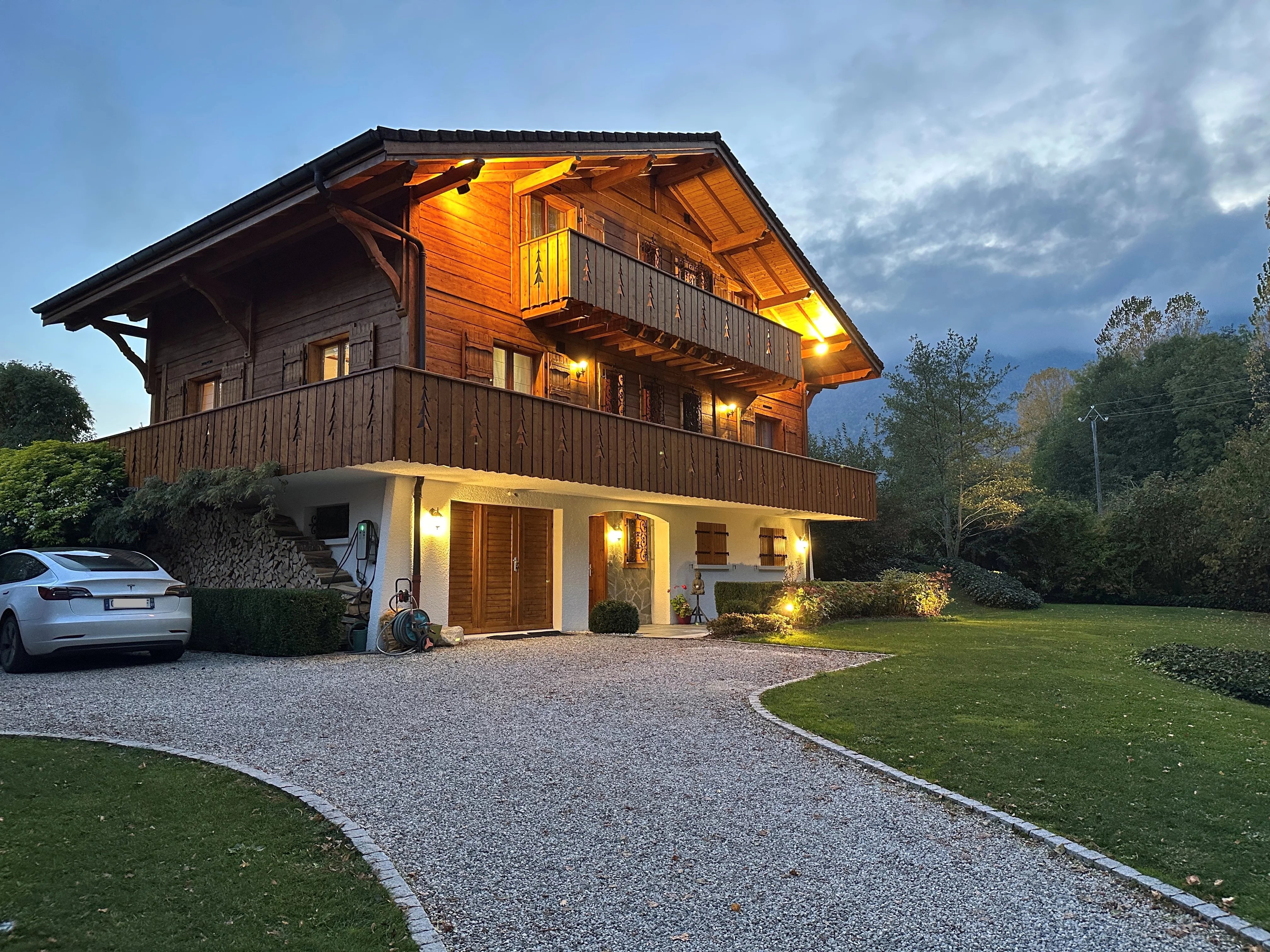 Außergewöhnliches Chalet im Herzen der Natur auf baureifem Grundstück, vor den Toren Genfs