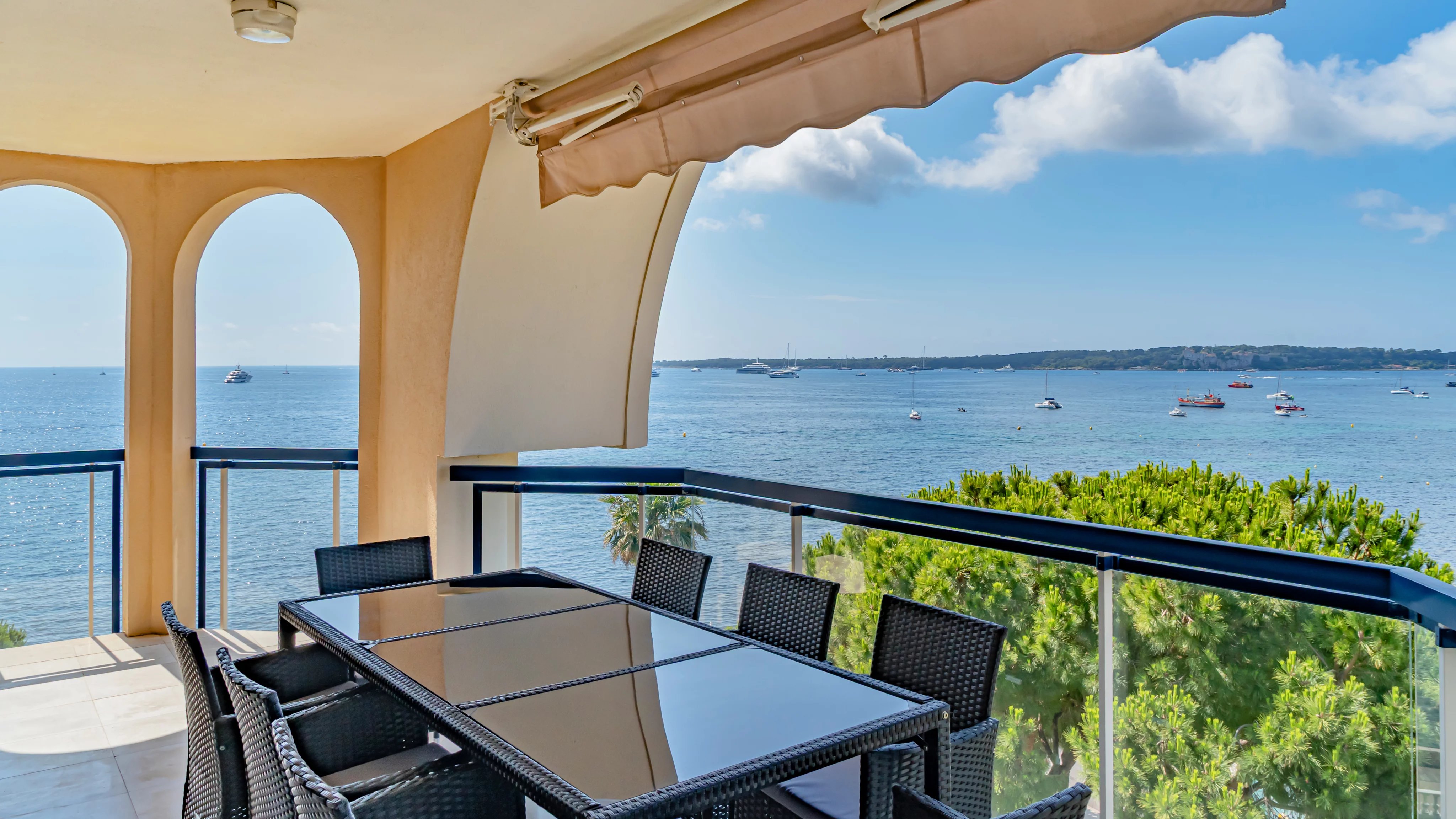 CANNES PALM BEACH Front de mer – Élégant appartement avec vue mer et grande terrasse en Exclusivité