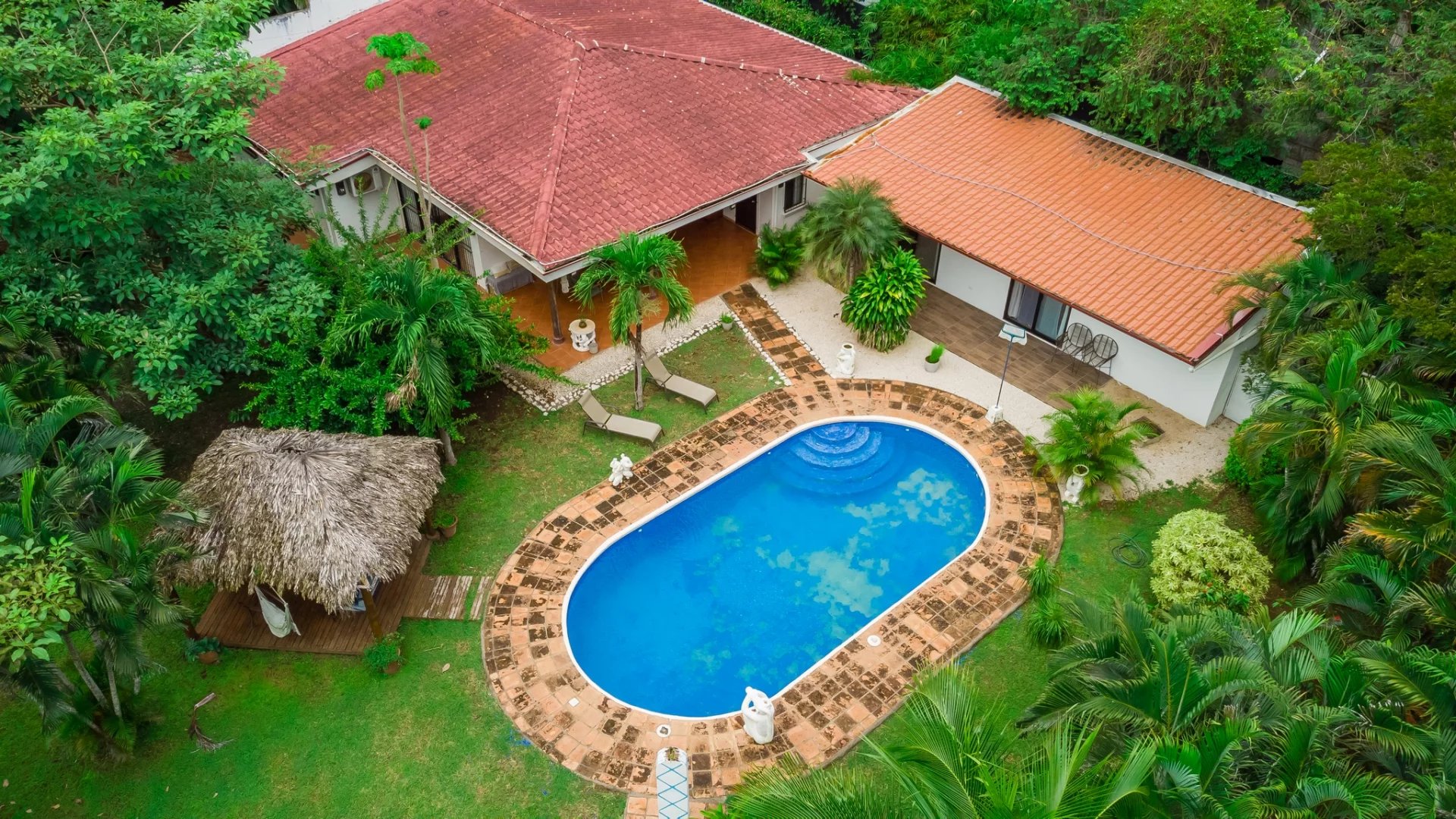 Charmante propriété à Villarreal, avec maison, appartement et piscine.