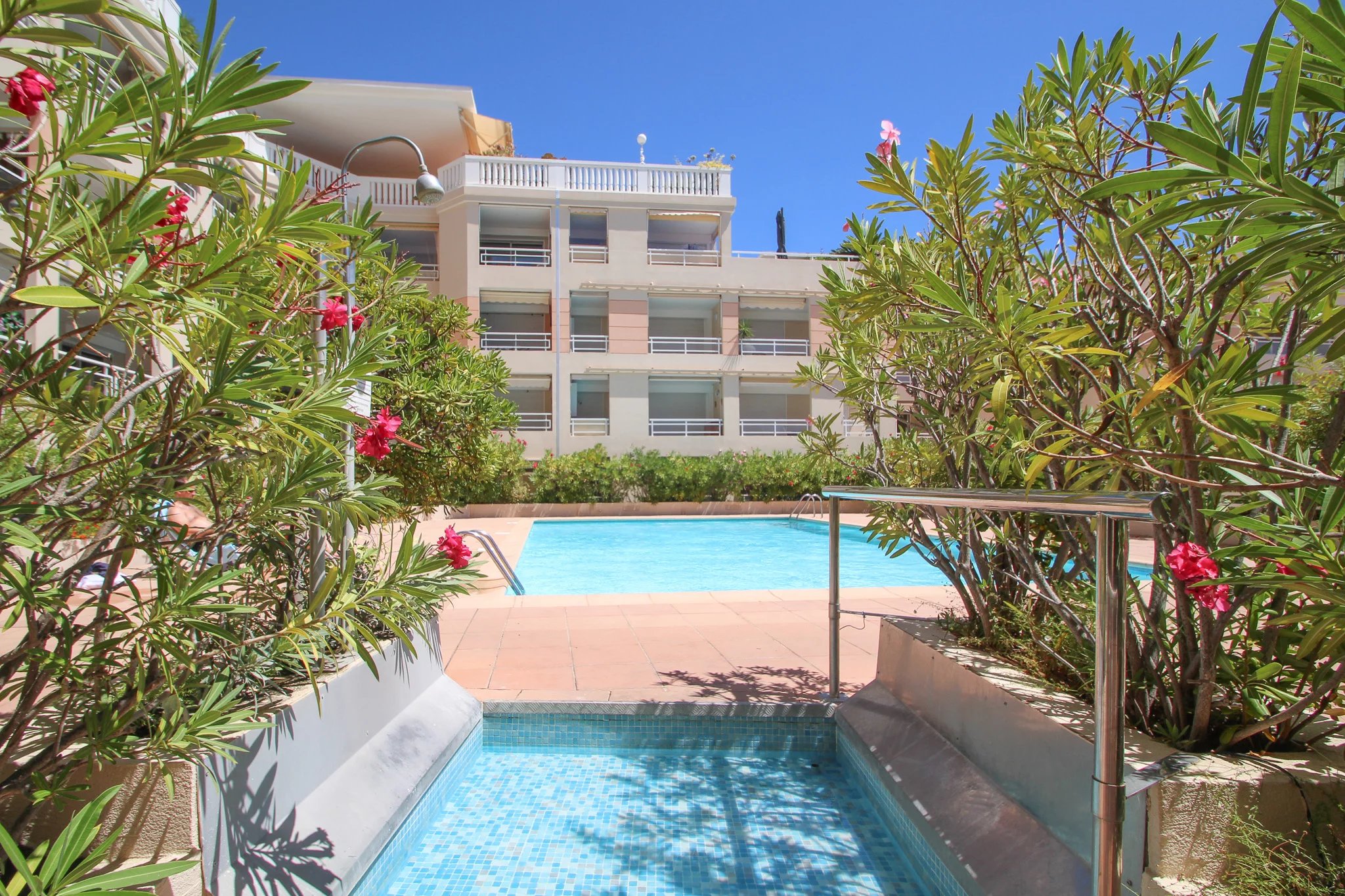 Charmant appartement 2 pièces de plain-pied (avec parking) à deux pas de la mer  Golfe-Juan