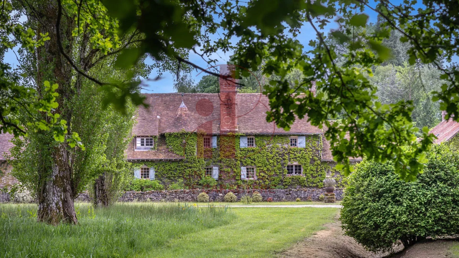 20 MIN FROM FONTAINEBLEAU - EXCEPTIONAL ESTATE - 350 m² MANOR HOUSE with PARK and OUTBUILDINGS -