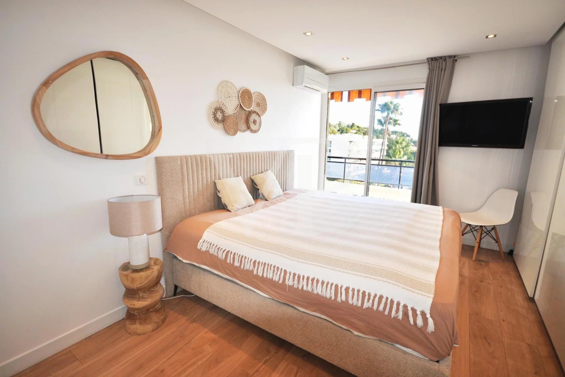 SEA VIEW APARTMENT BETWEEN TOWN AND POINTE CROISETT