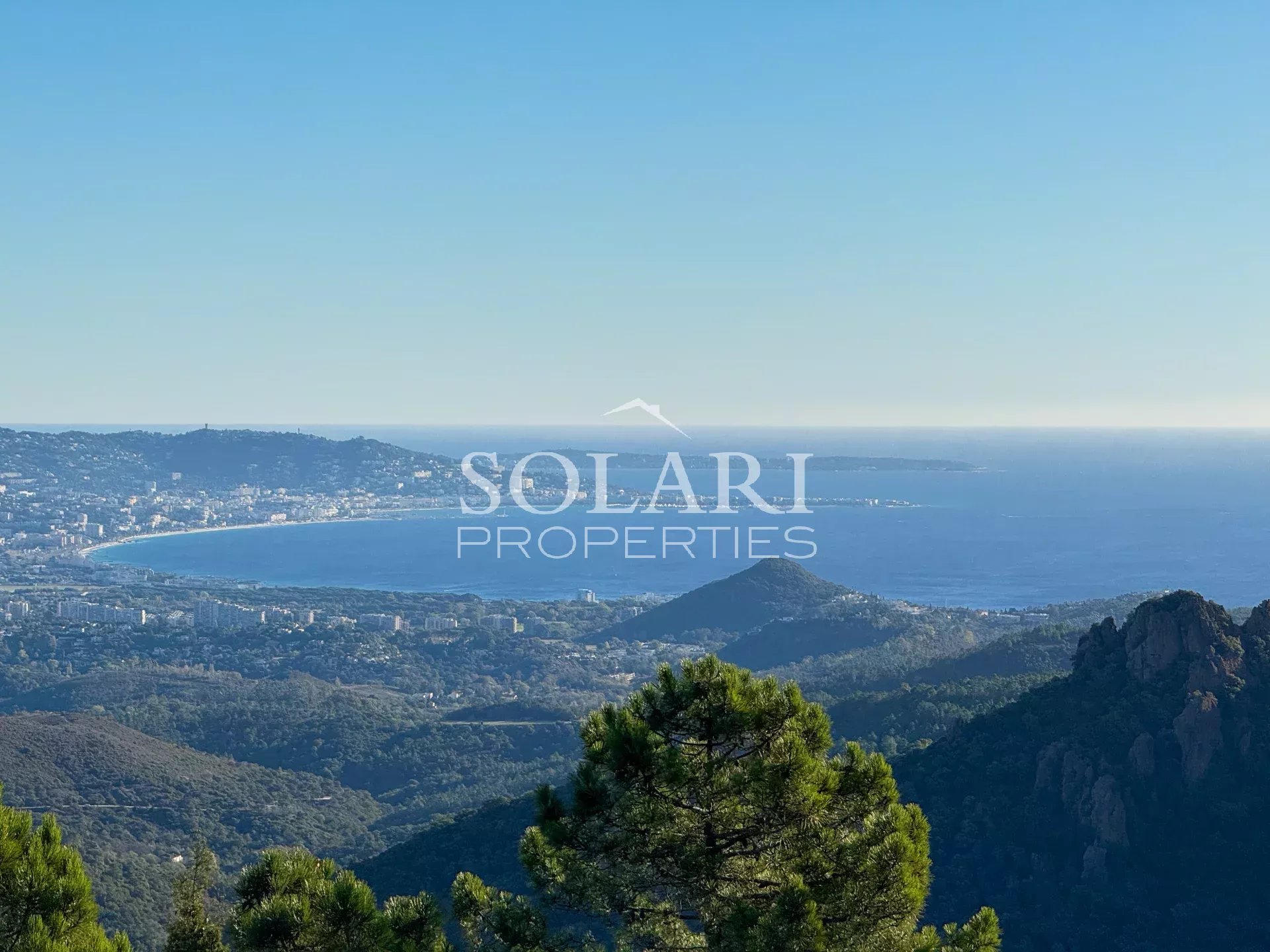Villa avec piscine offrant une magnifique vue panoramique sur la mer