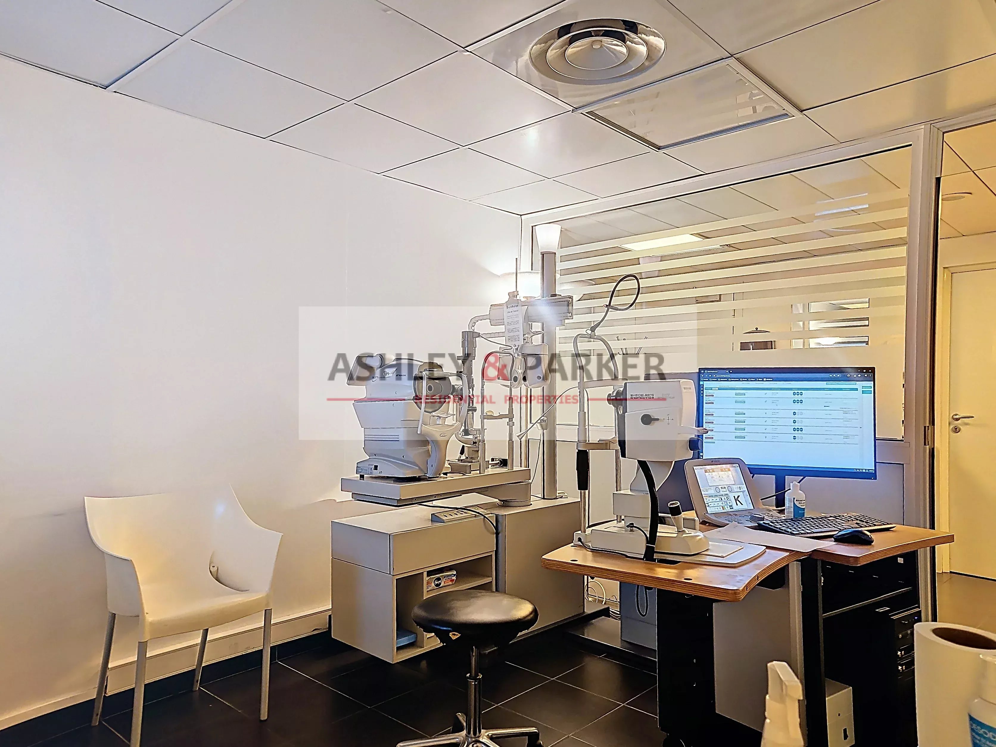 LOCAL COMMERCIAL/CENTRE MEDICAL - Photo 3