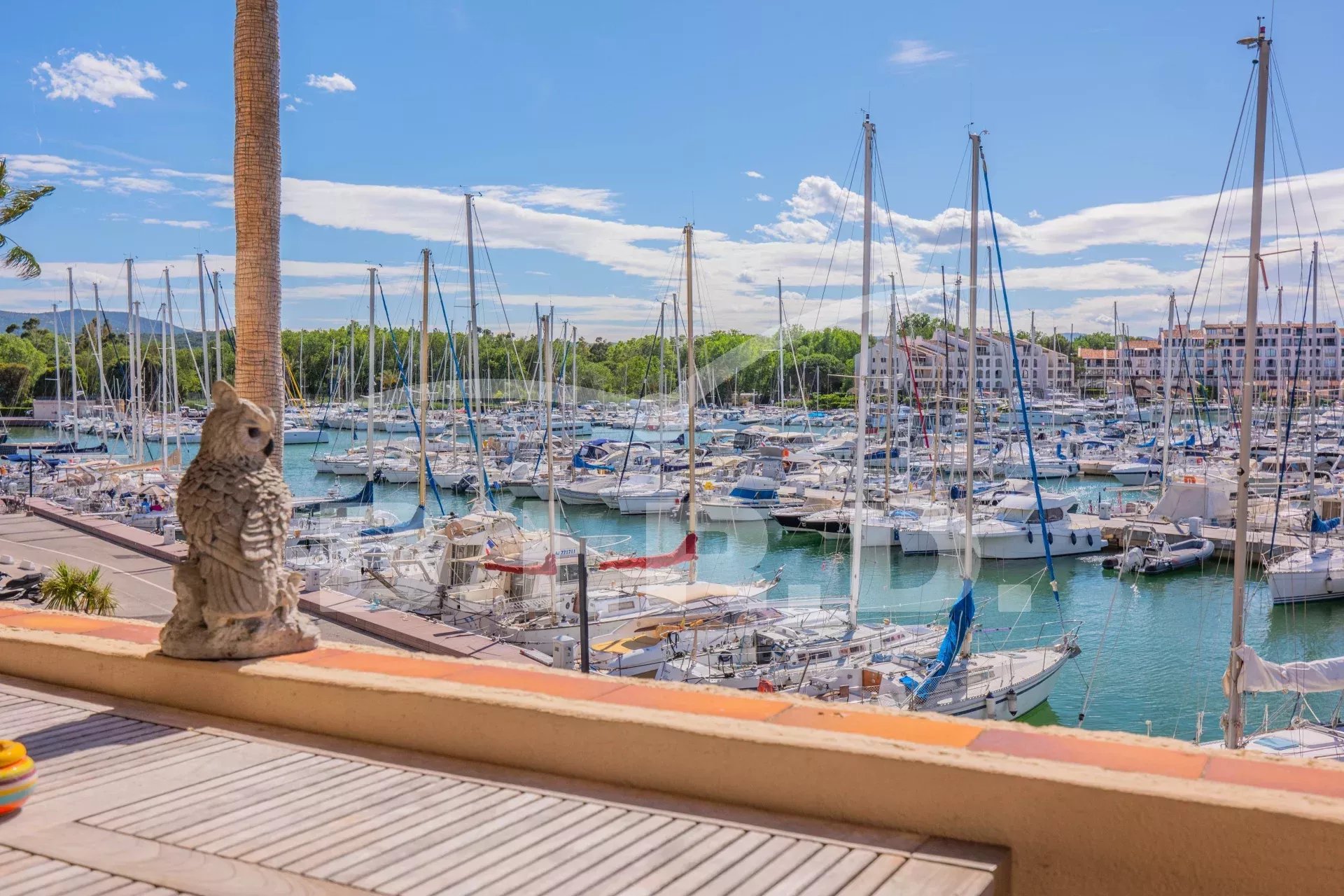 APPARTEMENT AVEC VUE SUR LE PORT DE COGOLIN