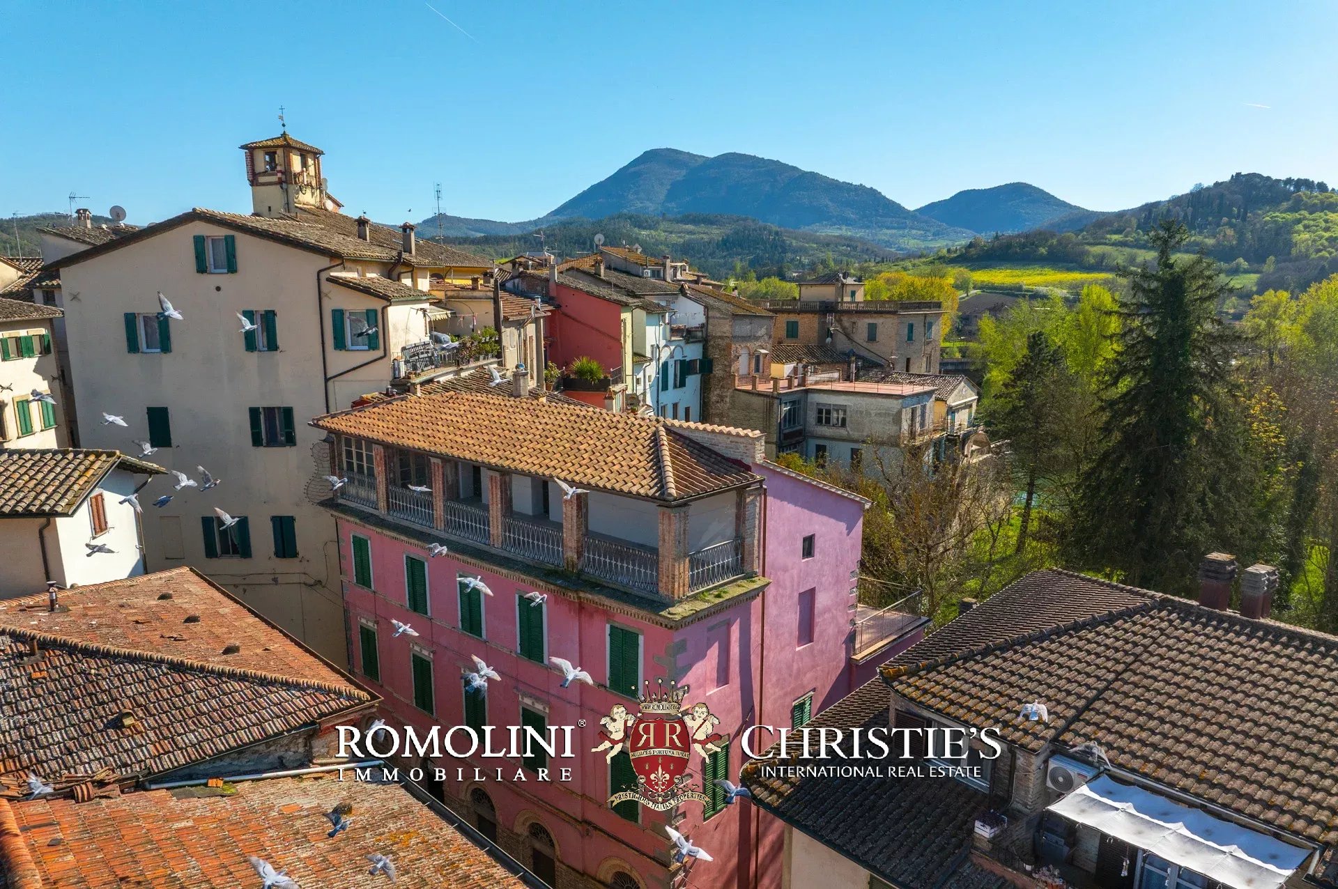  ELEGANT HISTORIC PROPERTY WITH TERRACES AND GARDEN FOR SALE IN UMBERTIDE