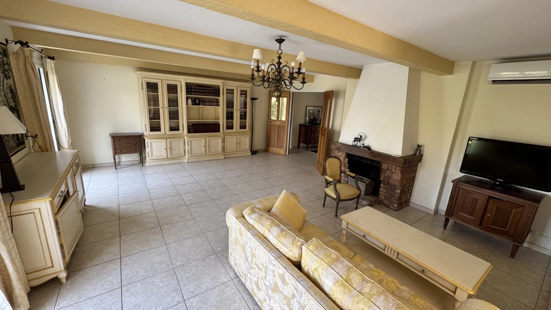 VILLA PISCINE GROS POTENTIEL