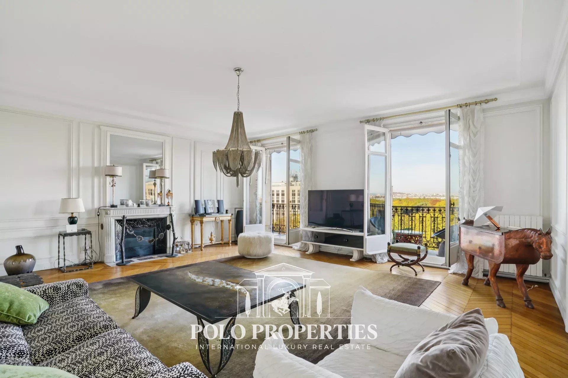 Reception apartment with continuous balcony