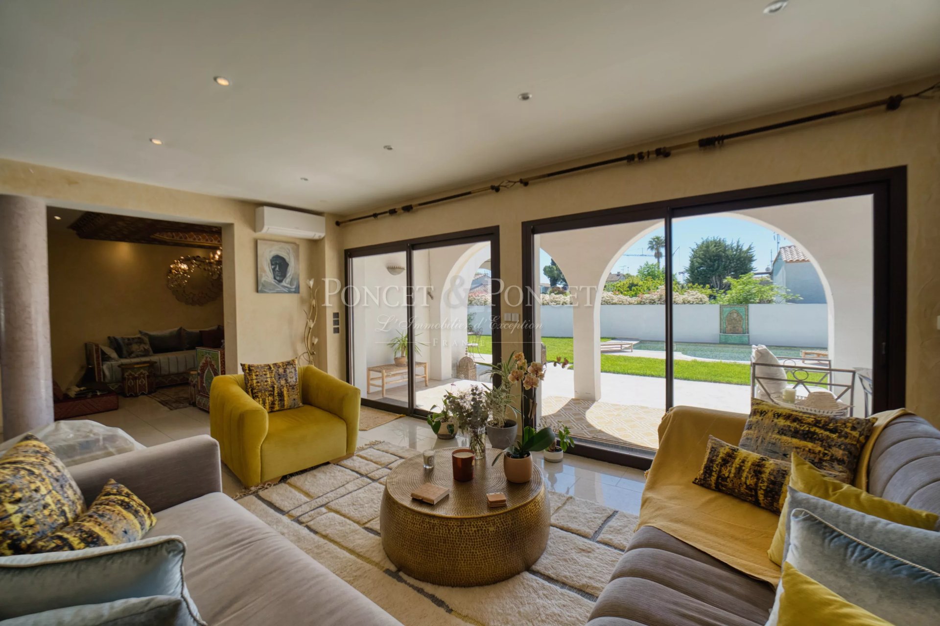 6 Bedroom Villa/Townhouse's Image 3