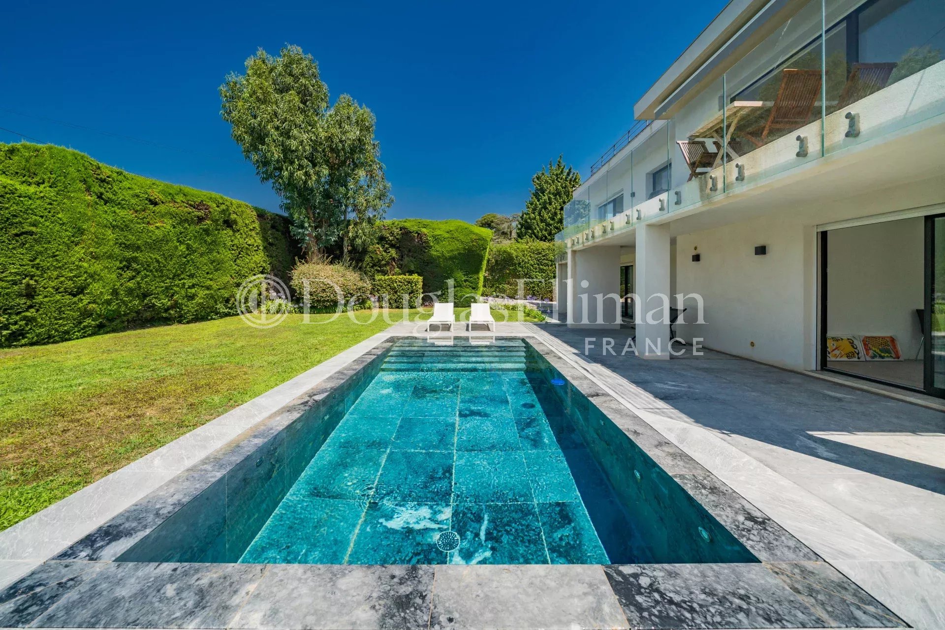 CANNES – Villa moderne sur les hauteurs avec vue mer - Image nᵒ2