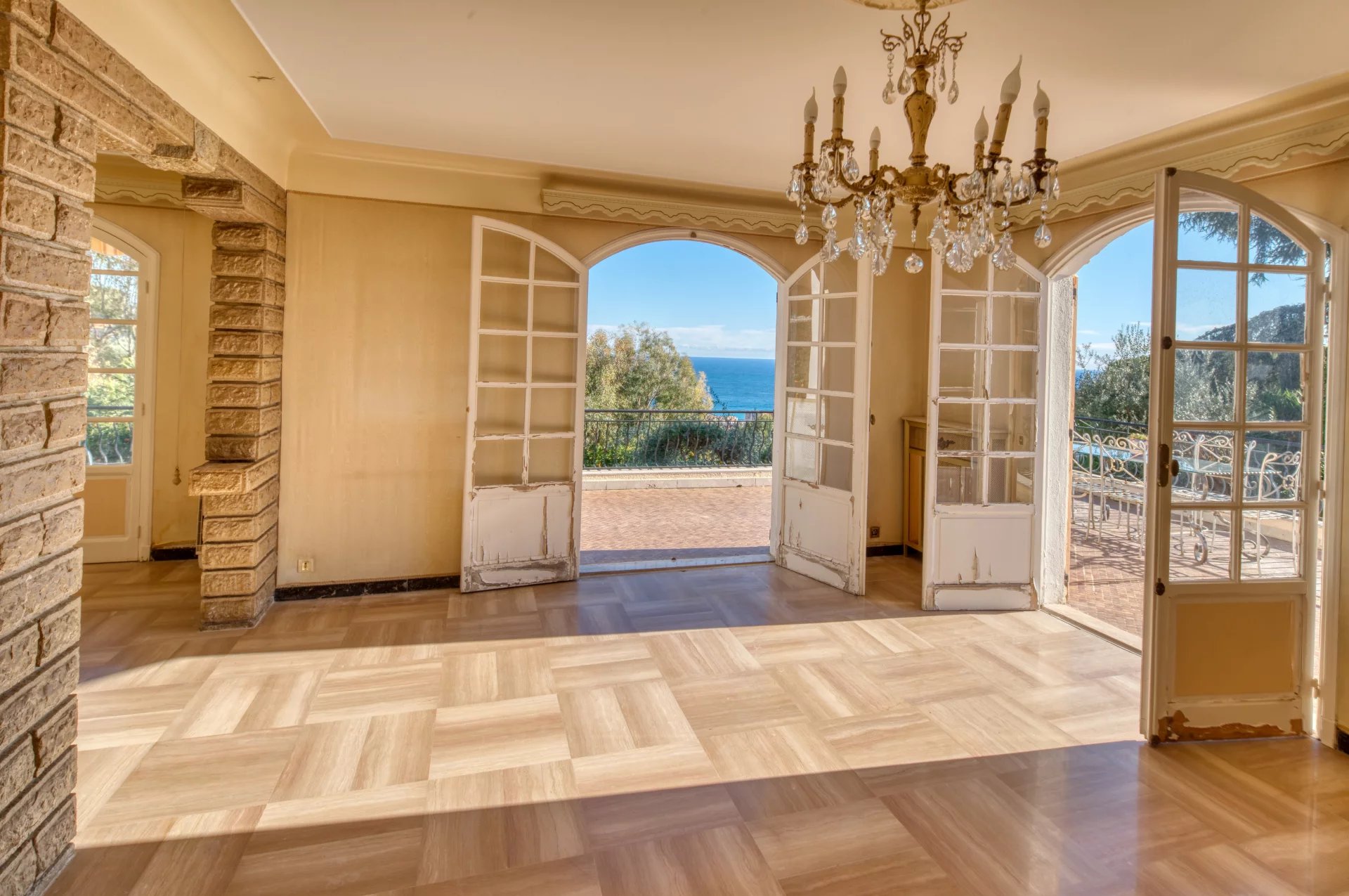 Roquebrune Cap Martin -Rare Opportunité : Villa Vue Mer Panoramique à Fort Potentiel – Monaco Proche