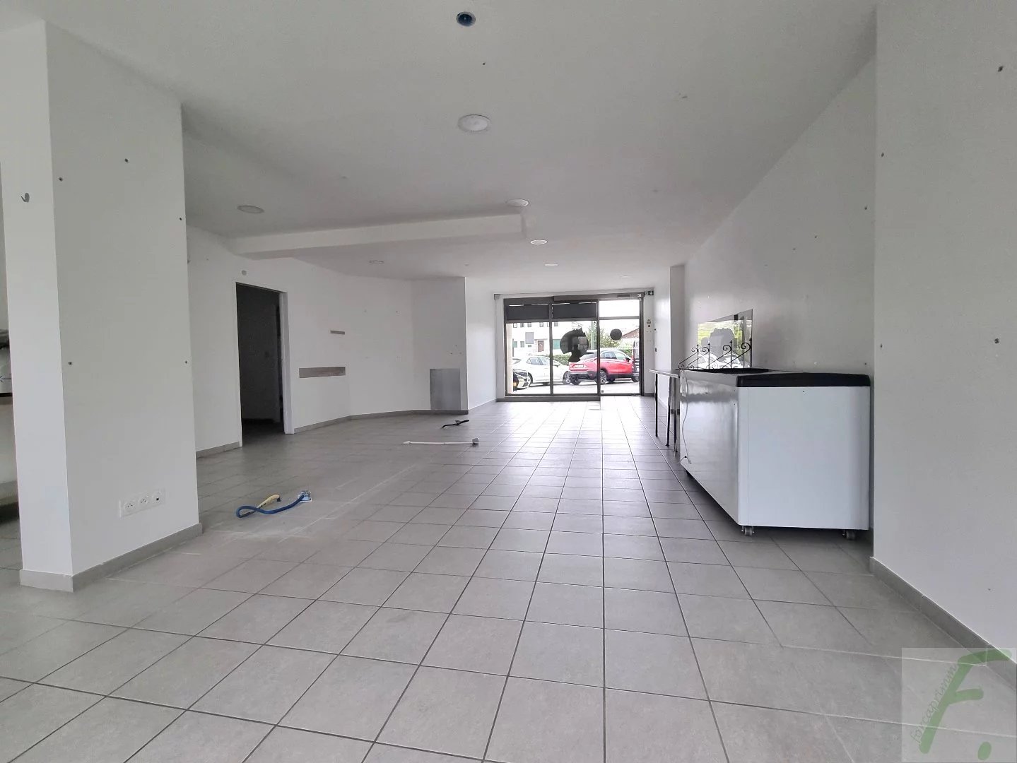 À LOUER – LOCAL COMMERCIAL RDC AVEC JARDIN PRIVATIF – AIX-LES-BAINS (73100)