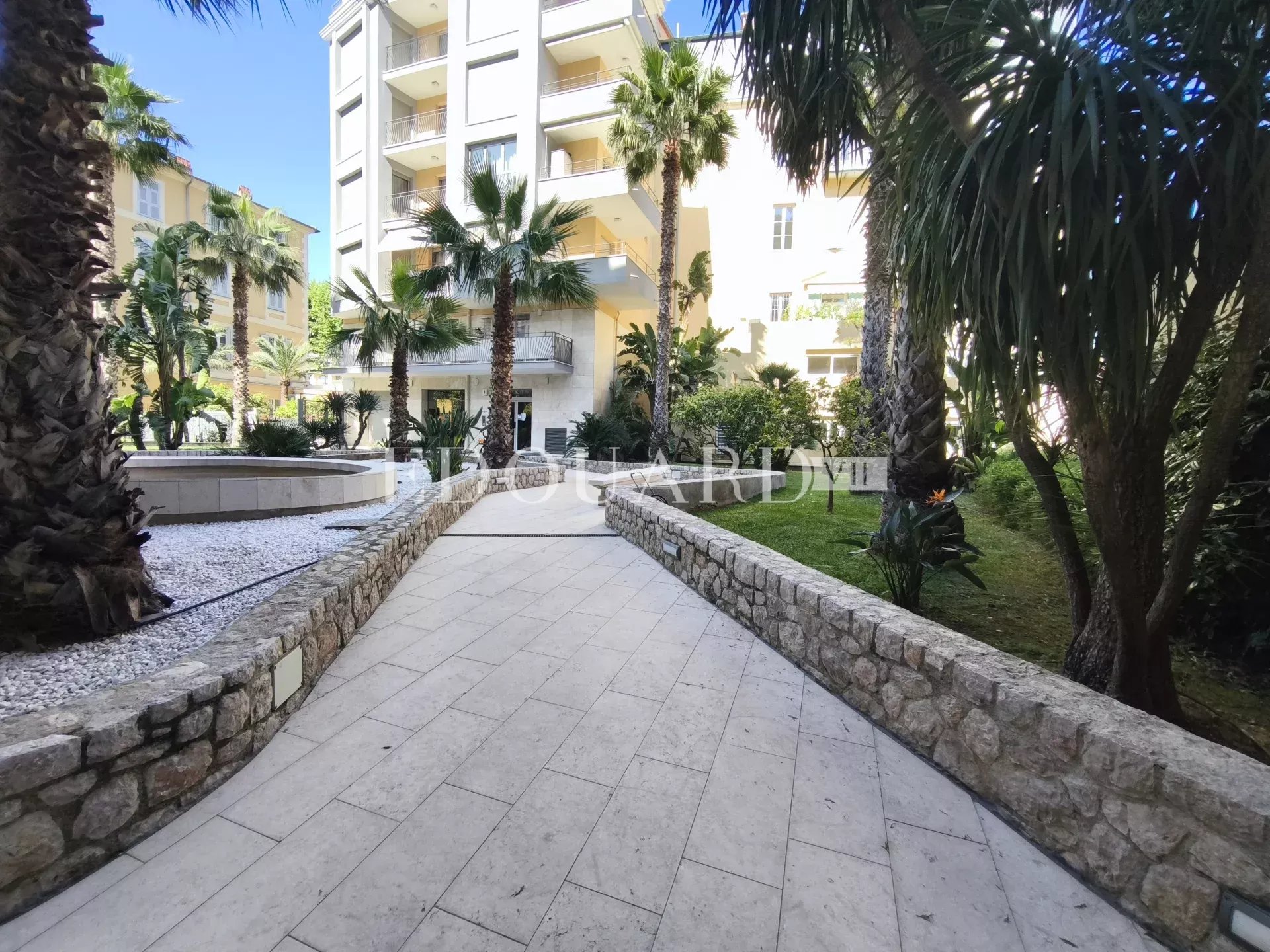 Studio avec terrasse et cave, au cinquième étage d'un immeuble récent dans le carré d'or de Menton - Photo 2