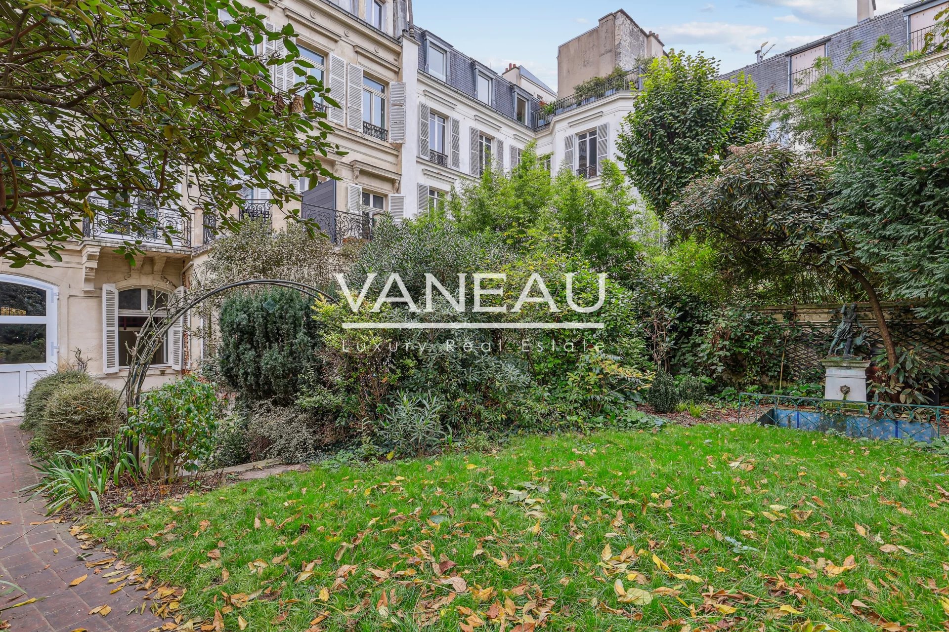 Quartier Europe - 4 pièces avec cour anglaise et jardin arboré - 59.04 m² Loi Carrez, 89.7 m² au sol -