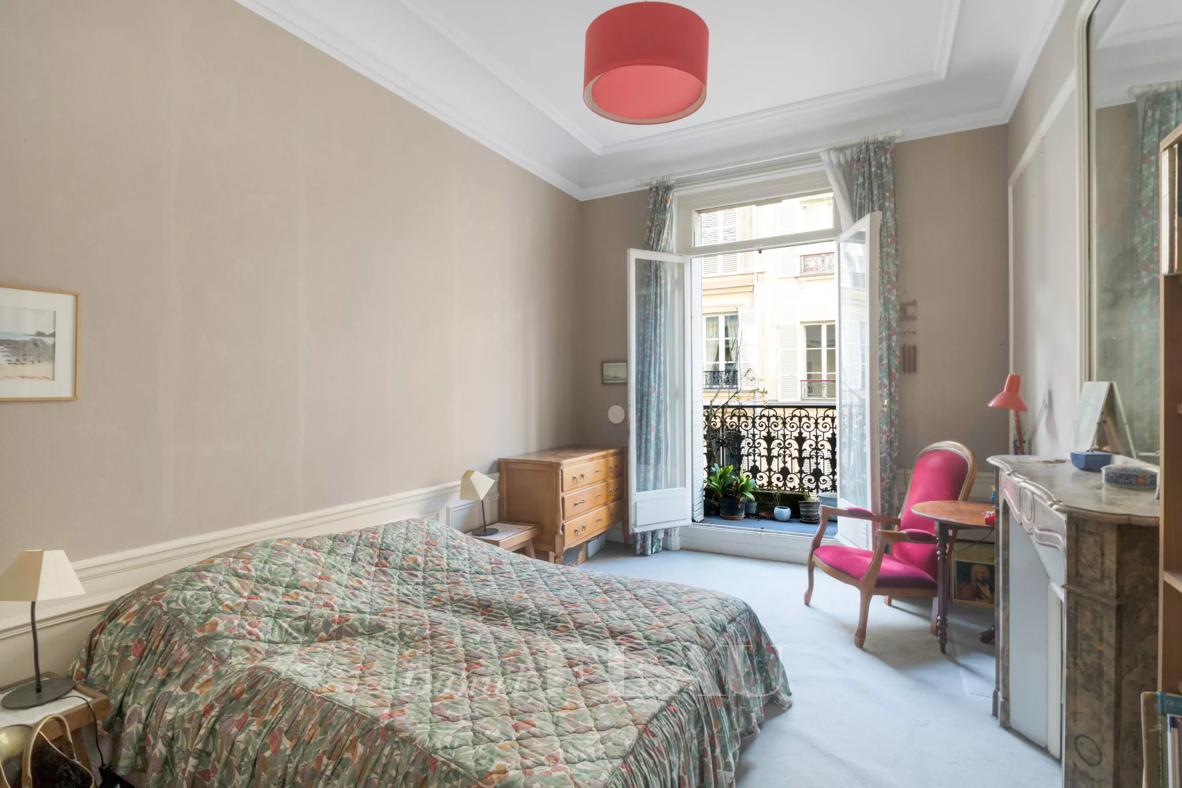 Chambre ouvrant sur balcon filant