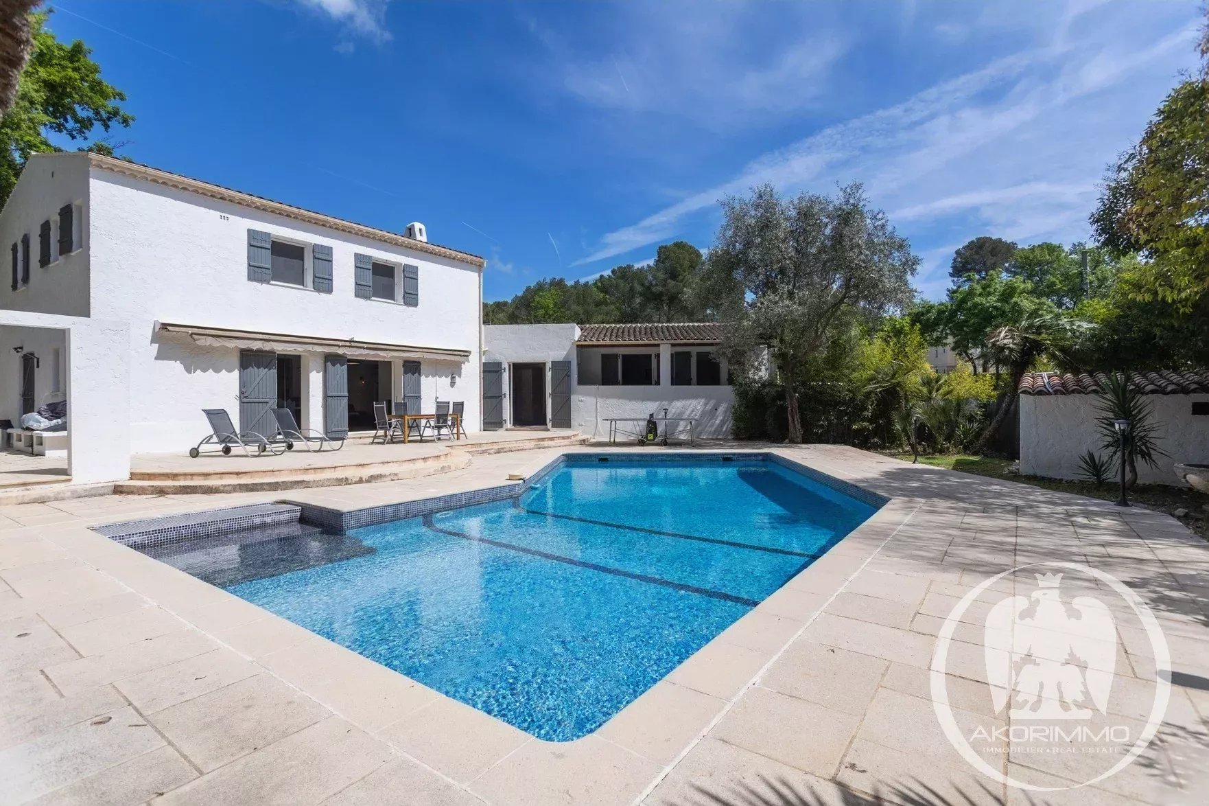 Casa  - 8 stanze  - 240.0 m2 -