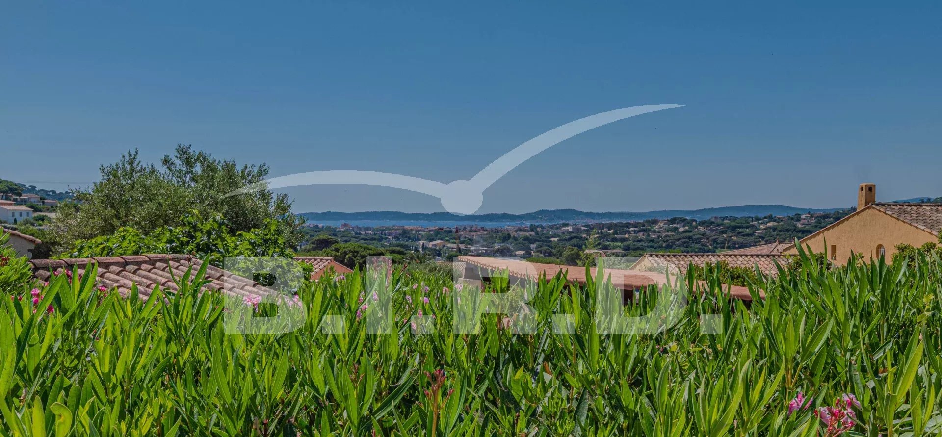 Luxe Woning in Sainte-Maxime met Zwembad en Tuinvoorzieningen