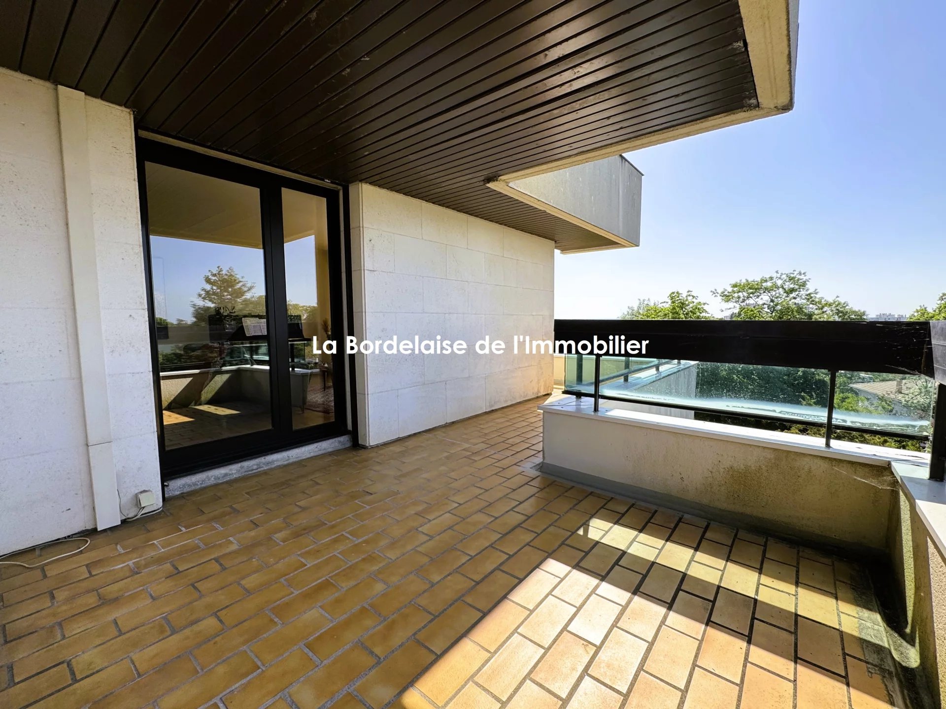 T3 dernier étage terrasse parking CAUDERAN CENTRE