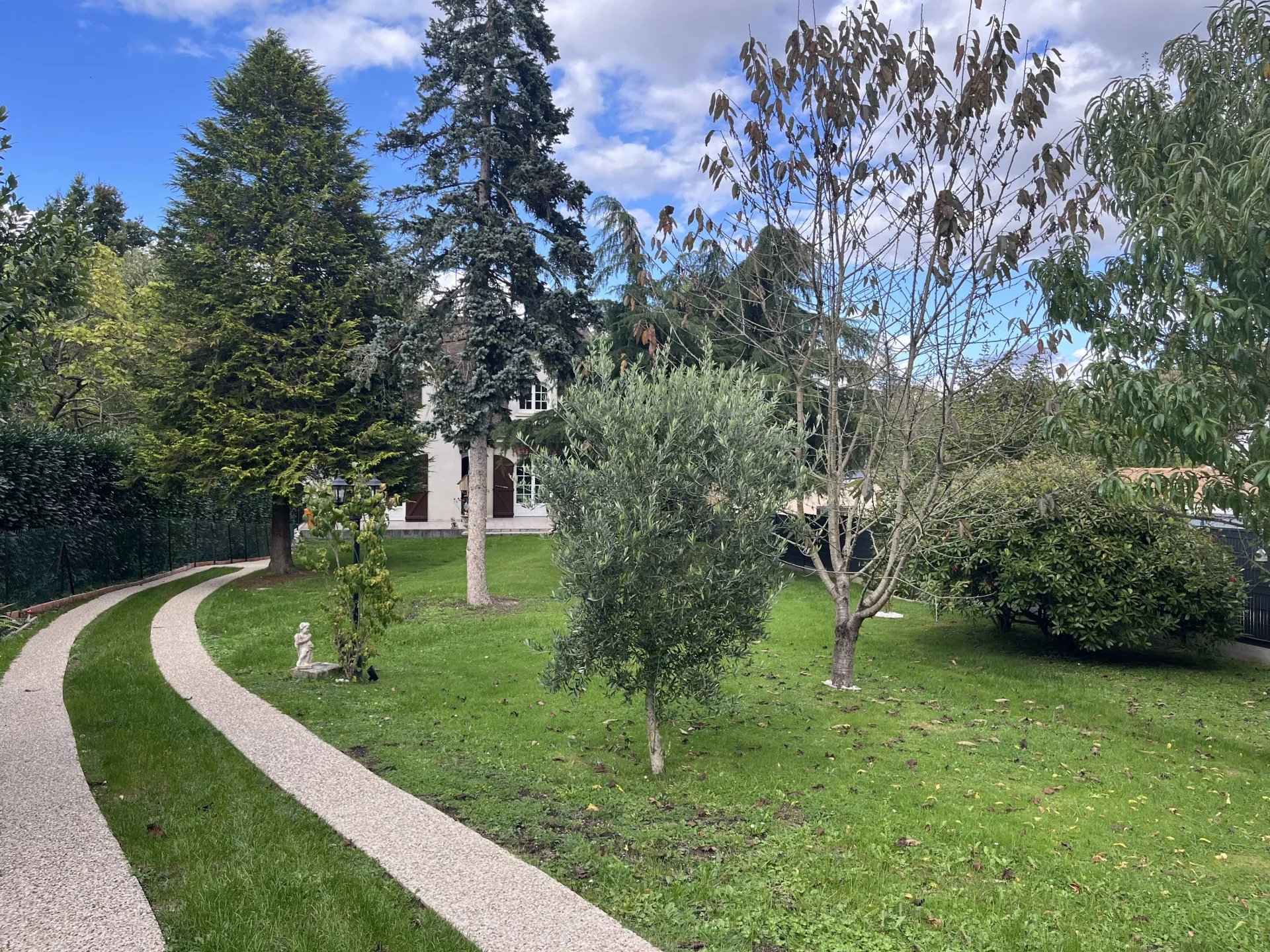 Maison avec de beaux volumes au calme et proche commodités