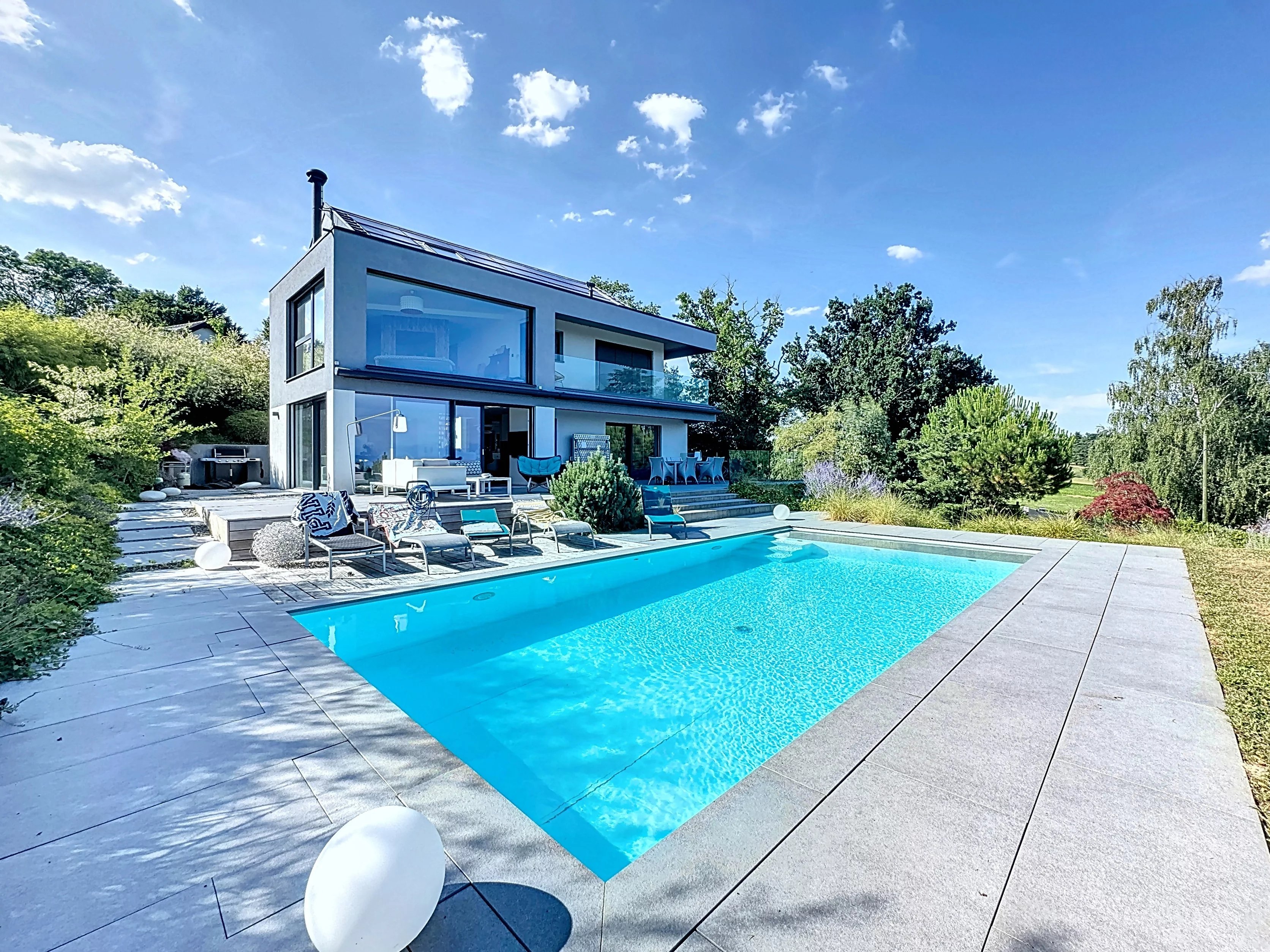 Architect-designed villa with panoramic view