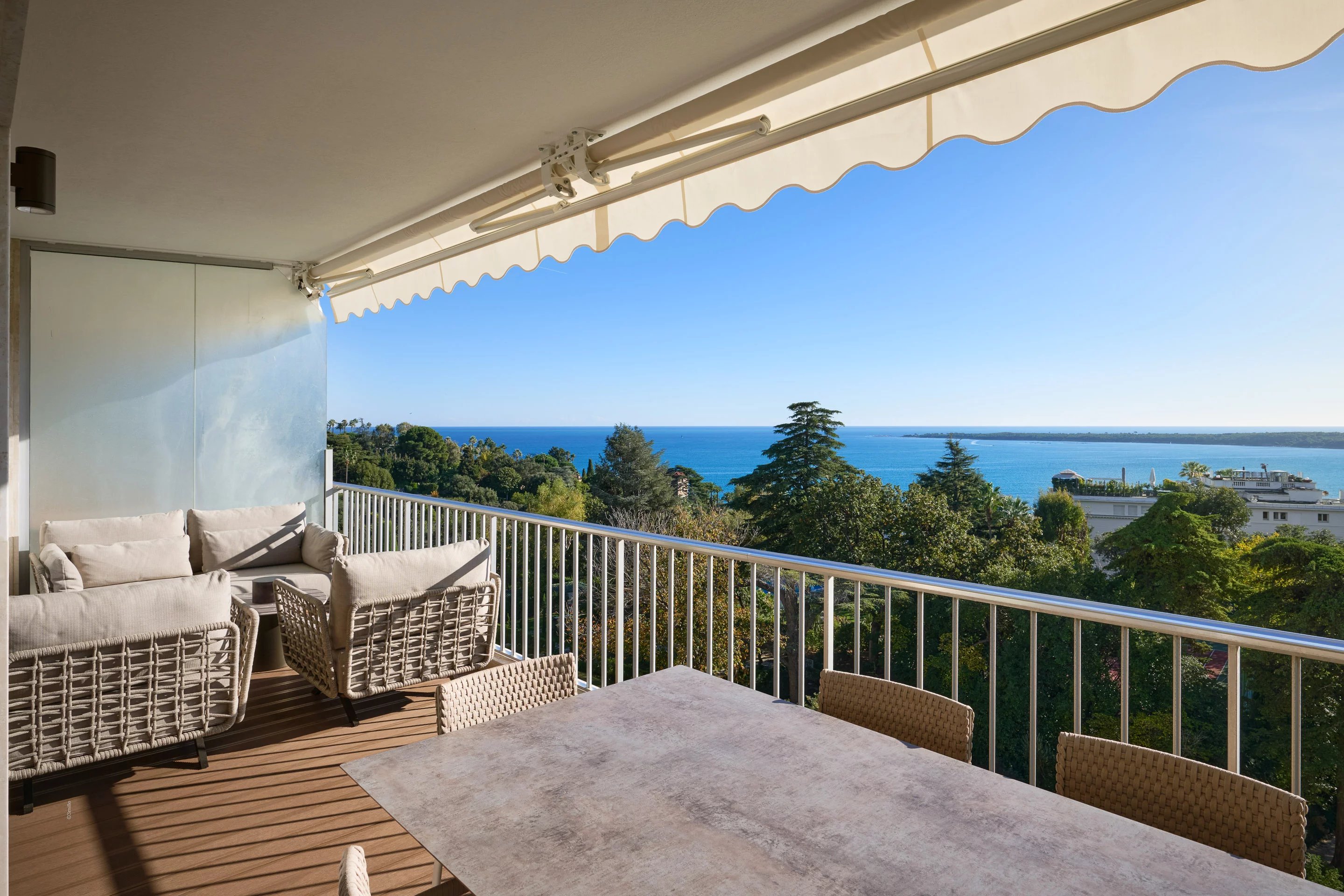 CANNES CALIFORNIE, face à la mer et aux îles de Lérins, élégant appartement