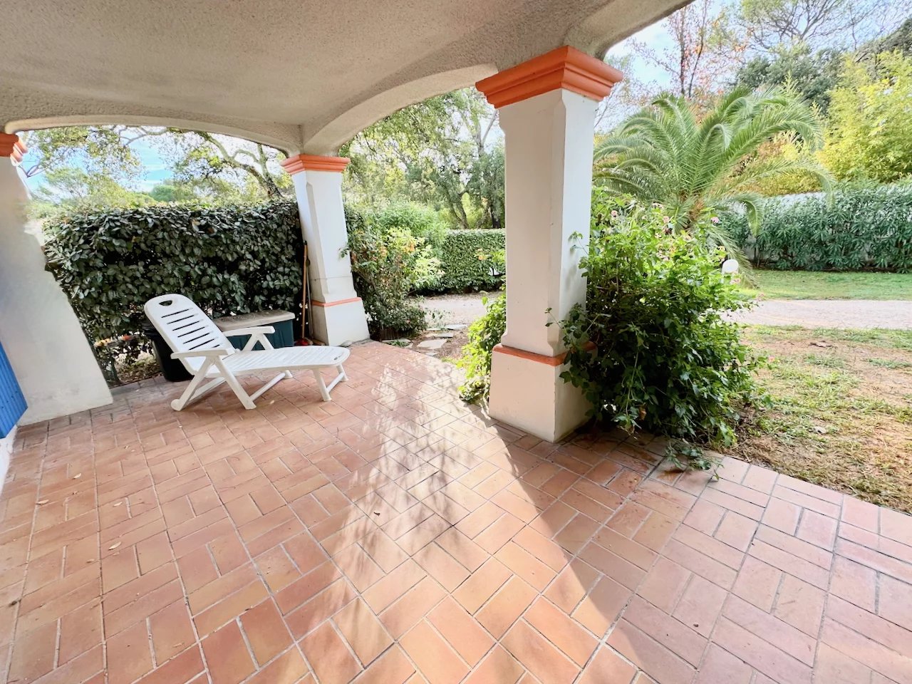 Saint-Raphaël - Valescure T-2/1-bedroom ground floor apartment + terrace, parking and garage. Saint-Raphaël - Valescure T-2/1-bedroom ground floor apartment + terrace, parking and garage.