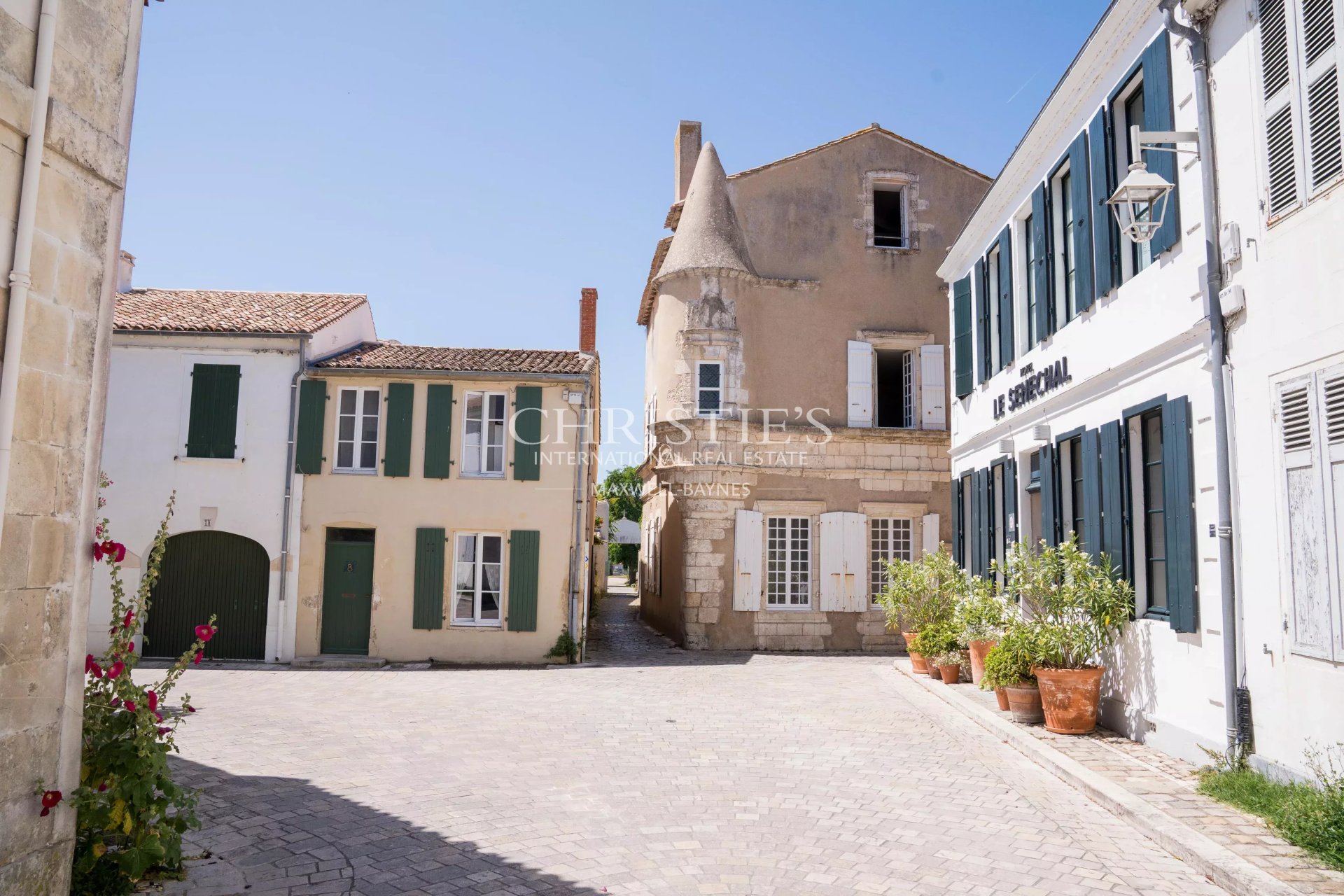 8 Bedroom Villa/Townhouse's Image 19