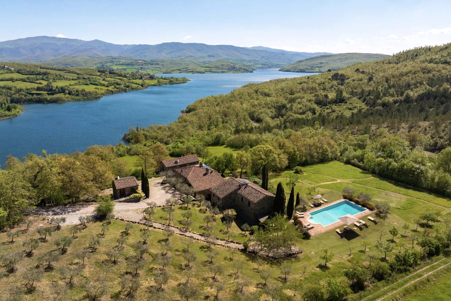 BORGO RISTRUTTURATO VISTA LAGO IN VENDITA AD ANGHIARI, TOSCANA