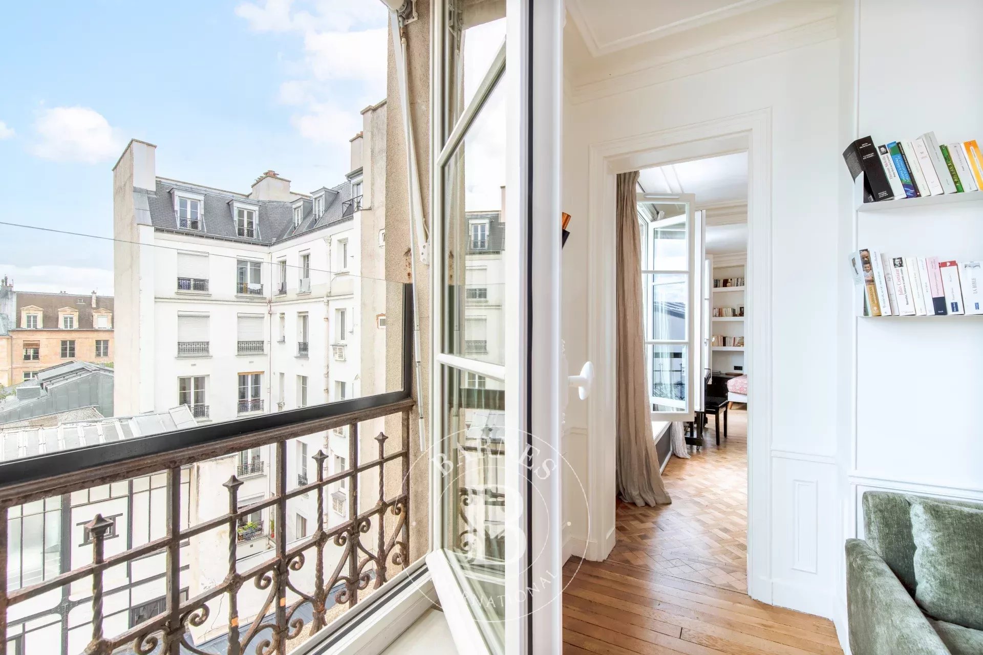 Apartment for sale - Paris 3 - 3 bedrooms - unobstructed views - lift - concierge - picture 4