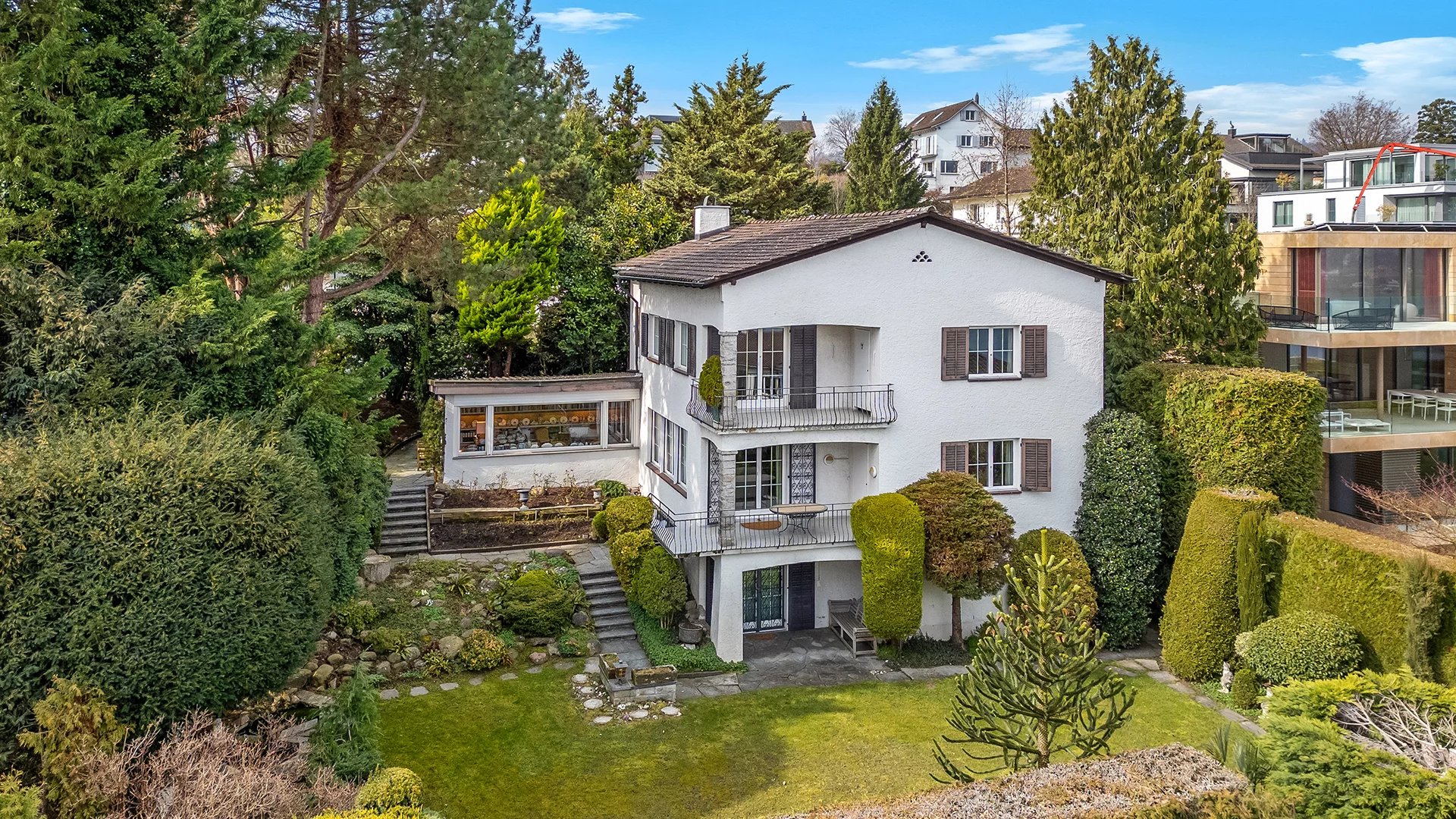 Charming villa with a stunning lake view