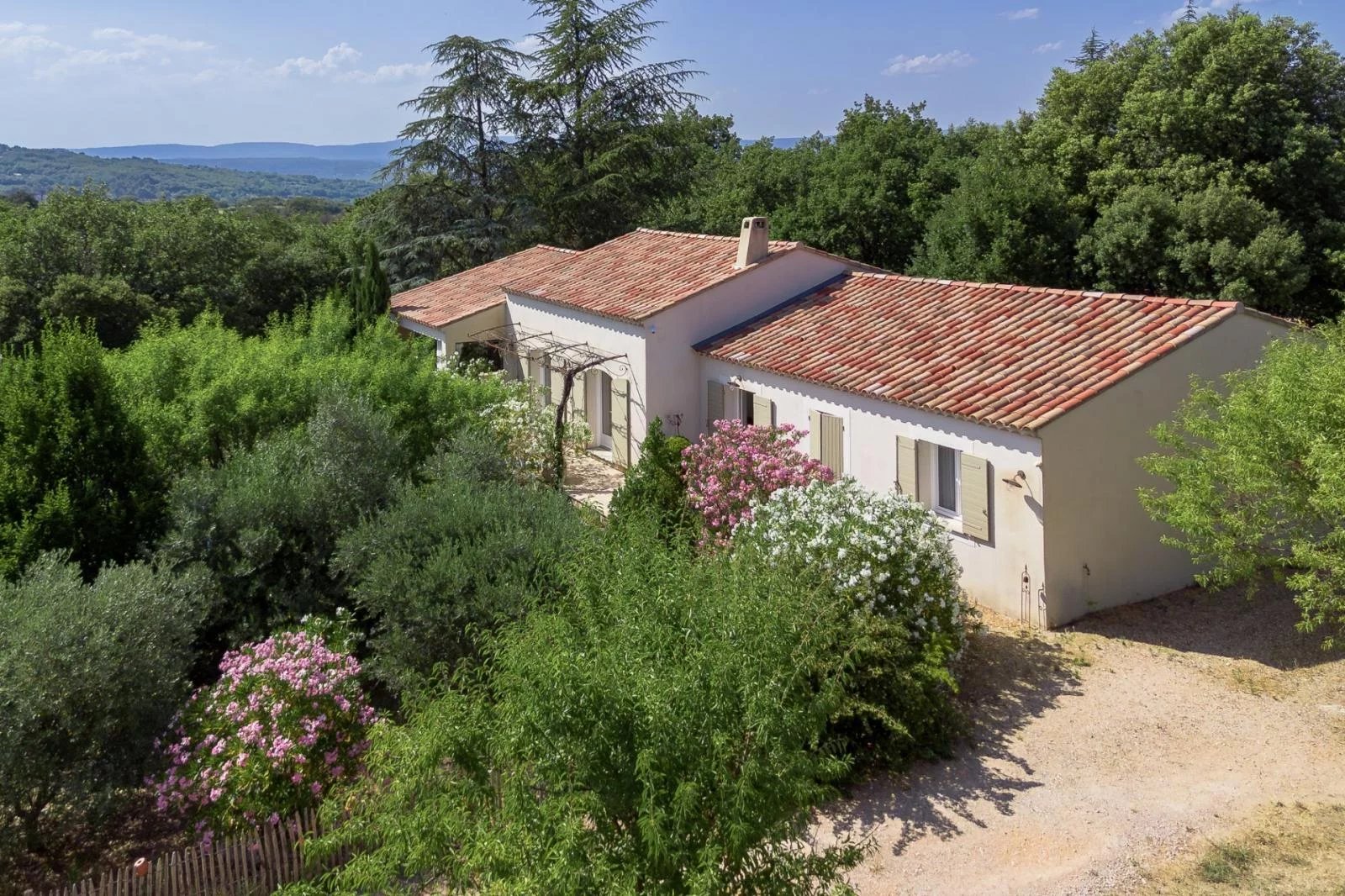 Maison de plain-pied avec piscine à Bonnieux