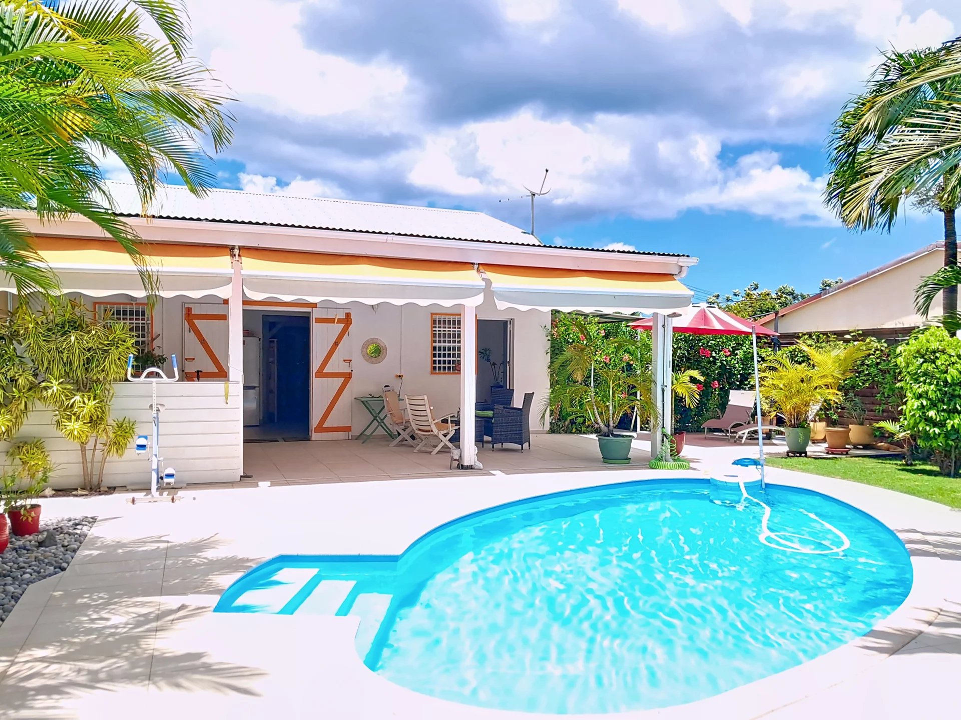 Maison + piscine + bungalow = Le combo parfait à Sainte- Rose🌴
