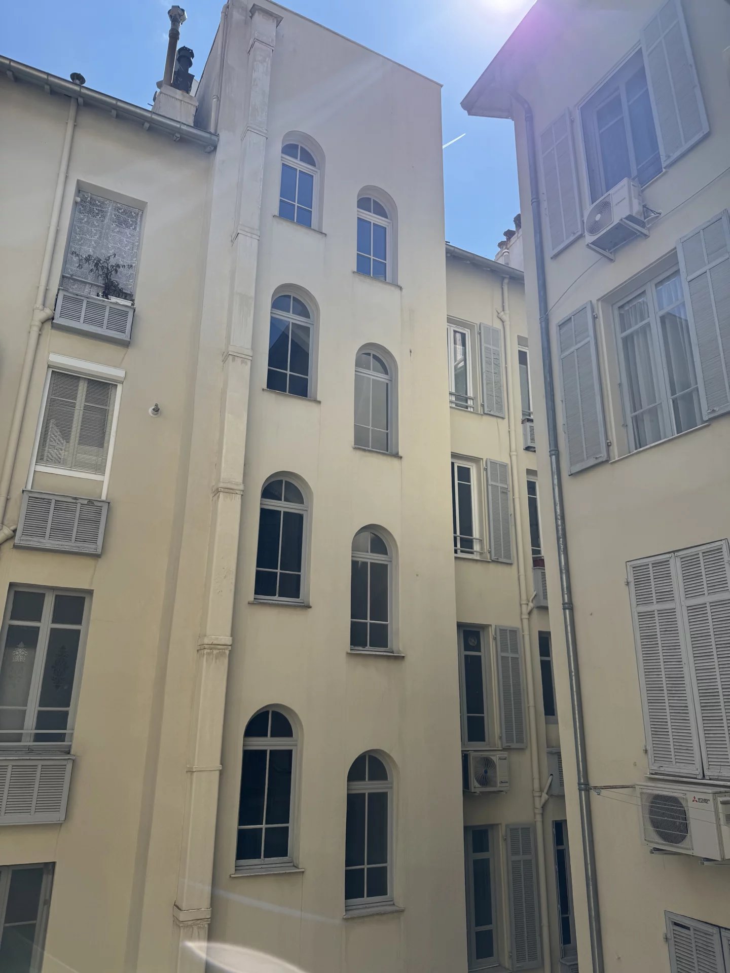 Nice-Centre / Musiciens - Studio rénové Etage Elevé