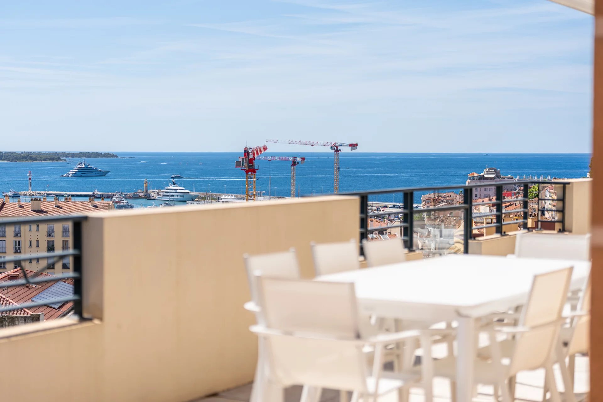 SUPERB PENTHOUSE WITH PANORAMIC SEA VIEW — 3 GARAGES — CANNES CENTRE
