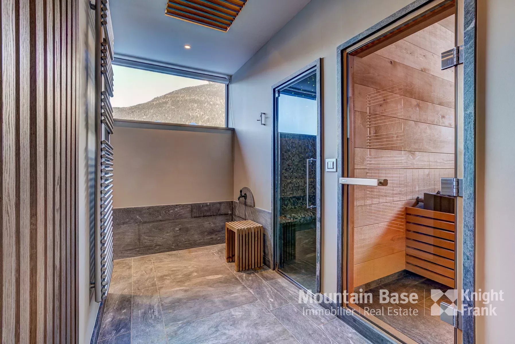 Photo of Beautifully designed, contemporary 4/5 bedroom chalet in a quiet area of Les Houches
