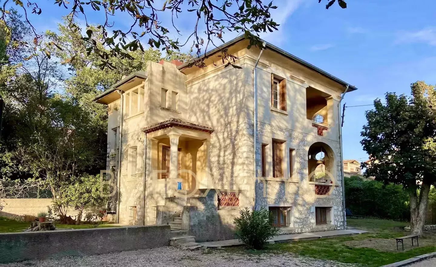Vence - A pochi passi dal centro città - Magnifico edificio del 1900 - Completamente ristrutturato - Molto carattere - Assolutamente tranquillo - Giardino pianeggiante - Non è affacciato - Parcheggi