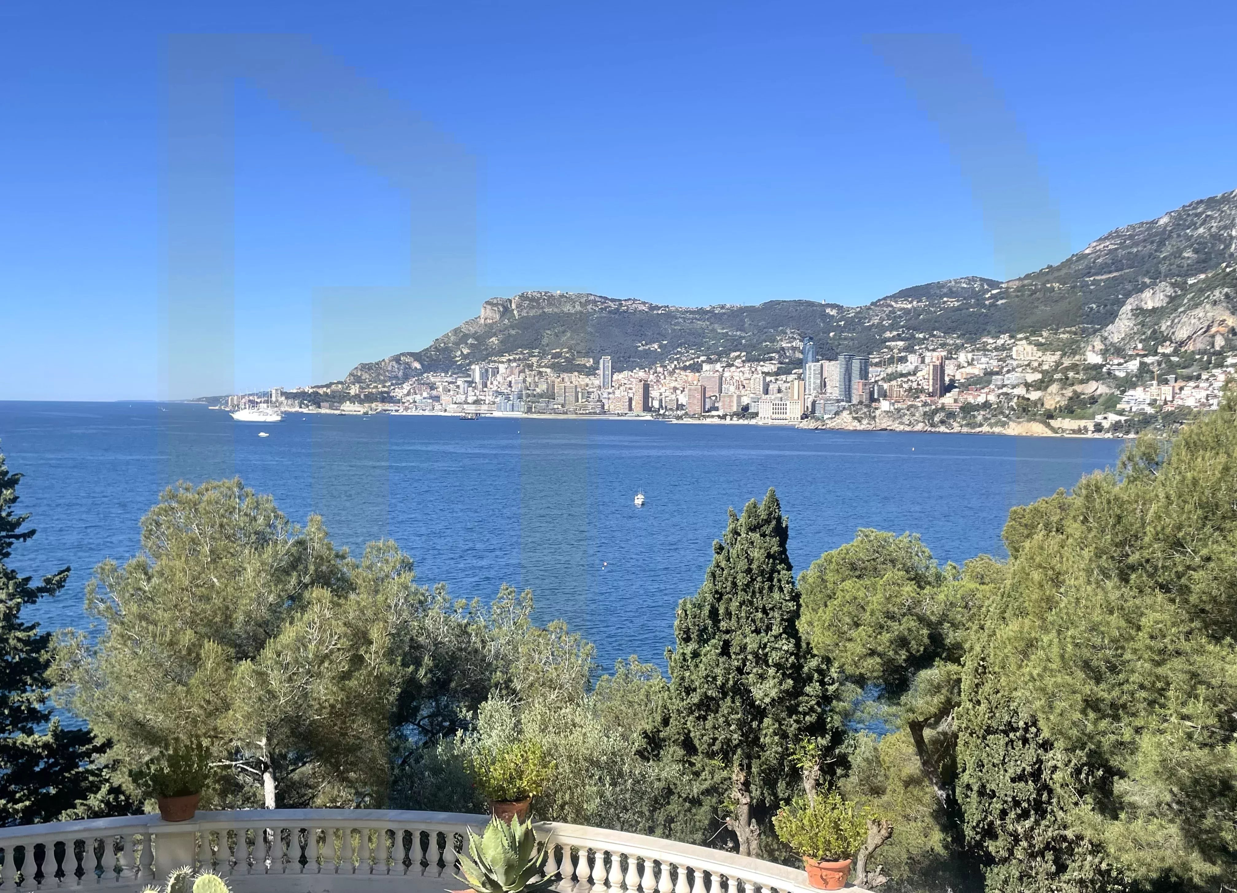 Au domaine privé du Cap Martin appartement dans propriété belle époque avec vue mer.