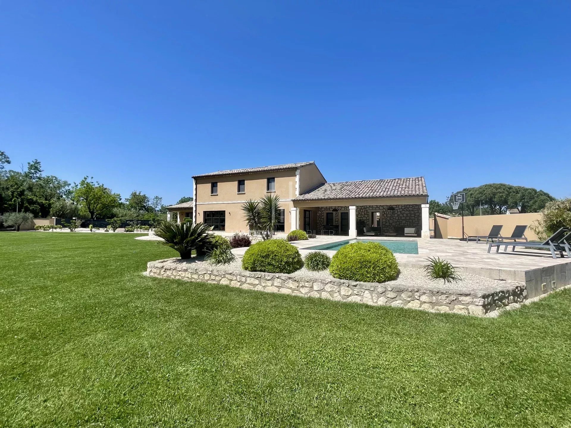 Exceptional contemporary house with high-end amenities