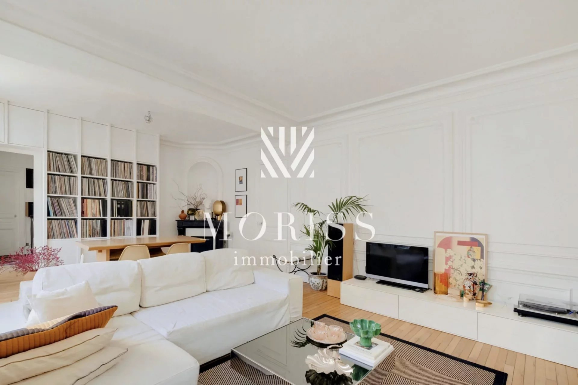 Appartement rénové avec balcon filant — étage élevé et excellent - Image Array