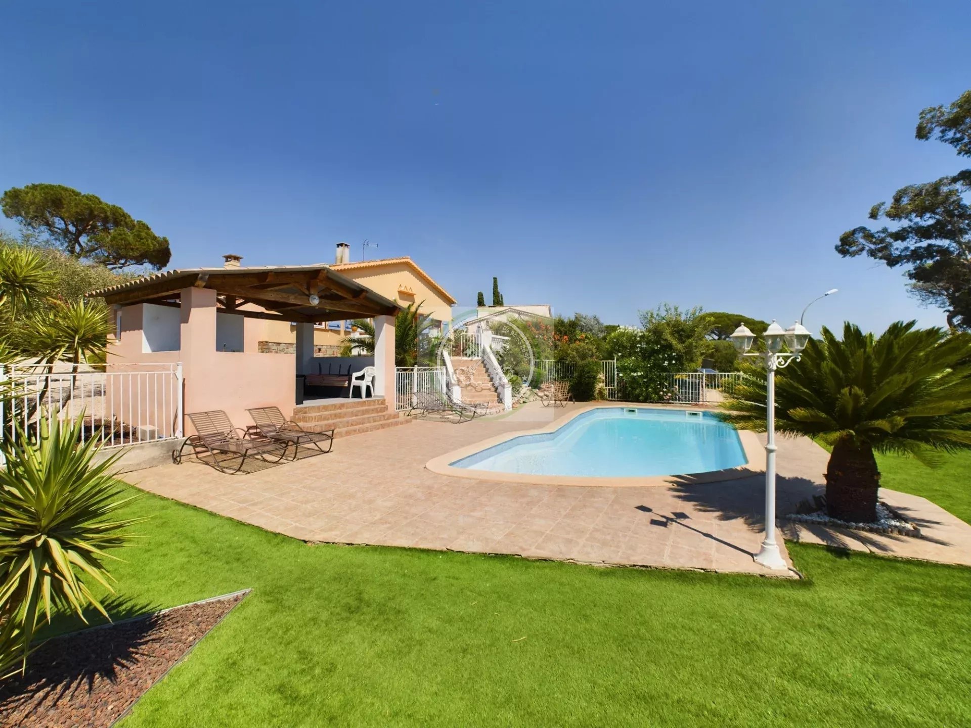 Les Issambres - FOR SALE Pretty 84 m² villa with swimming pool, 3 bedrooms, garage and landscaped garden