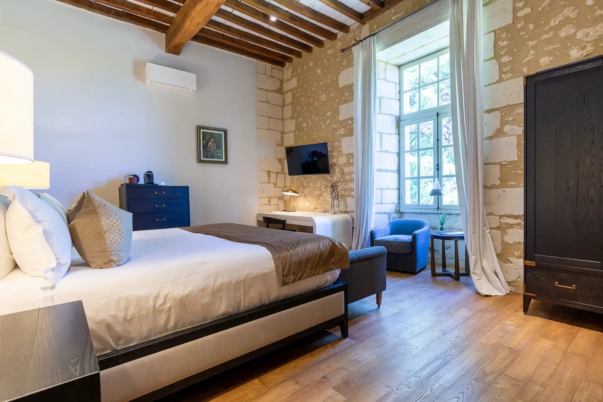 SCHLOSS MIT POOL UND TENNISPLATZ IN BORDEAUX ZU VERKAUFEN