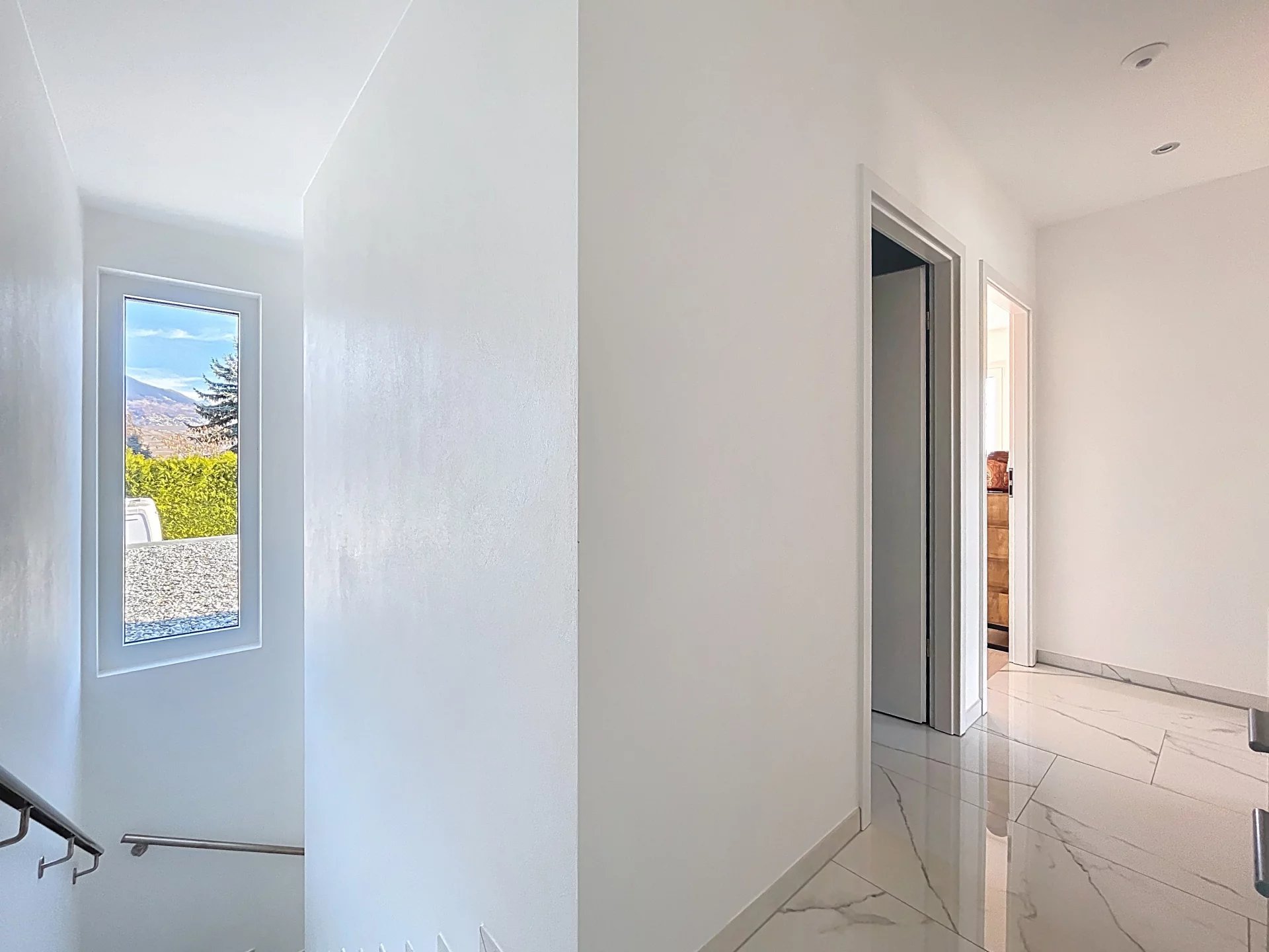 Maison moderne et jardin cosy