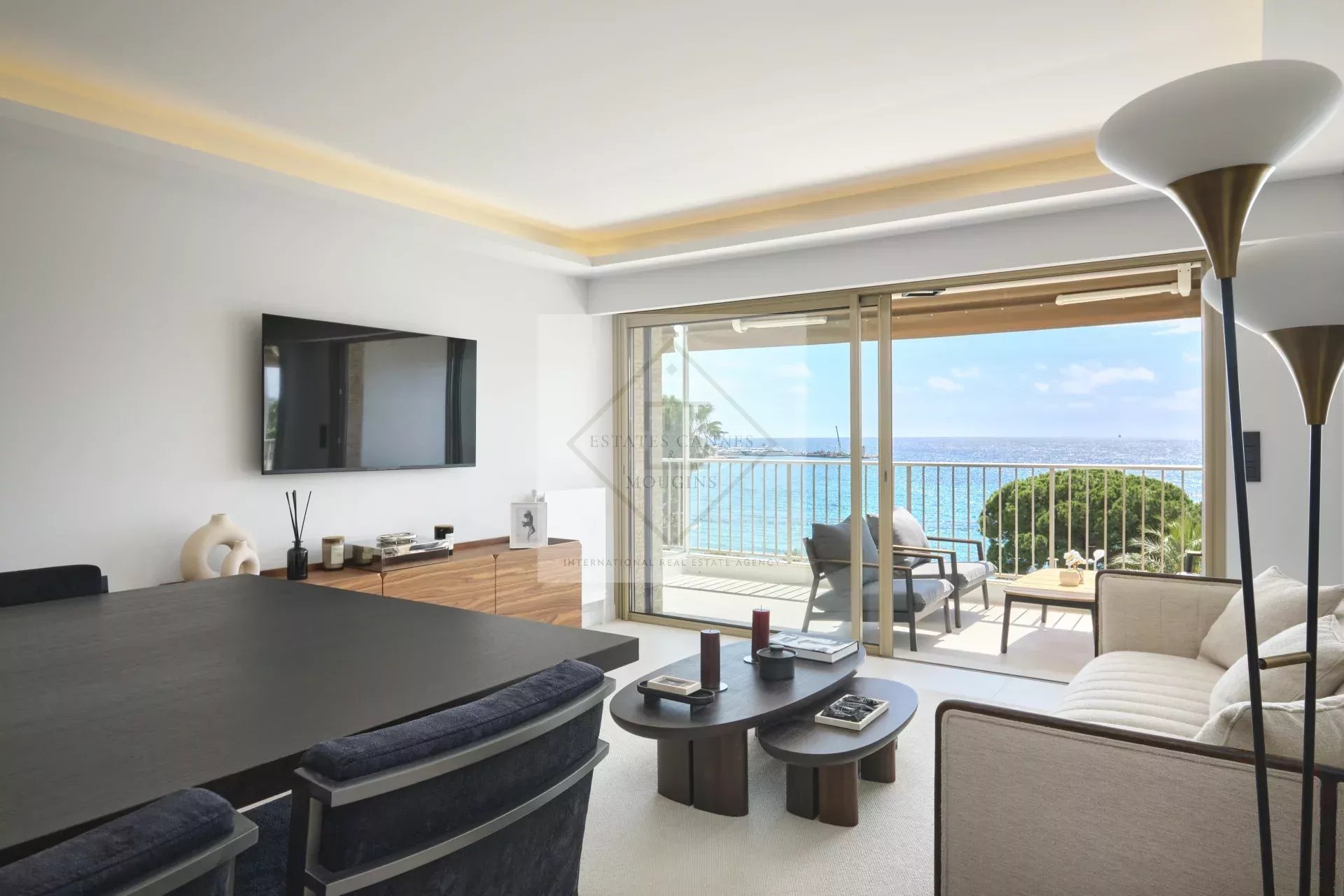 Cannes Croisette – Superbe 3 pièces rénové avec vue panoramique sur la baie de Cannes ! — photo 11