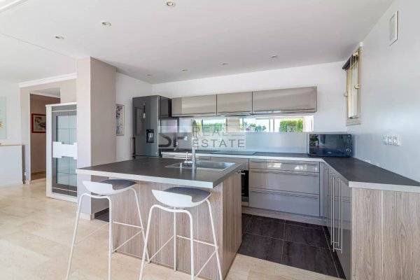 2-Bedroom Apartment in Cannes — photo 4